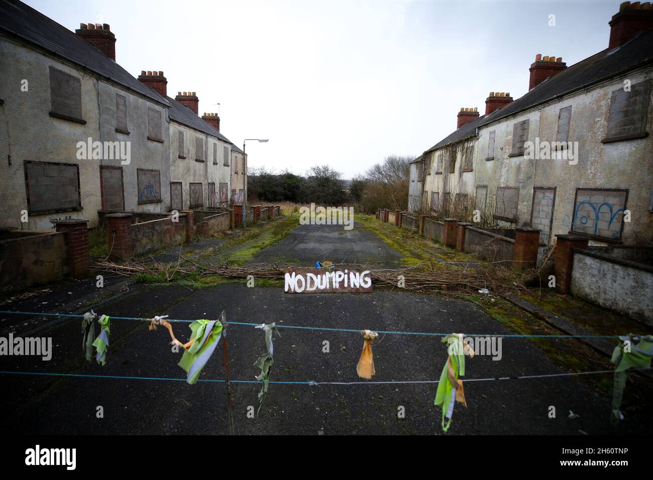 Des logements vivaces, abandonnés et inoccupés à Portatown, Co. Armagh, Irlande du Nord. Banque D'Images