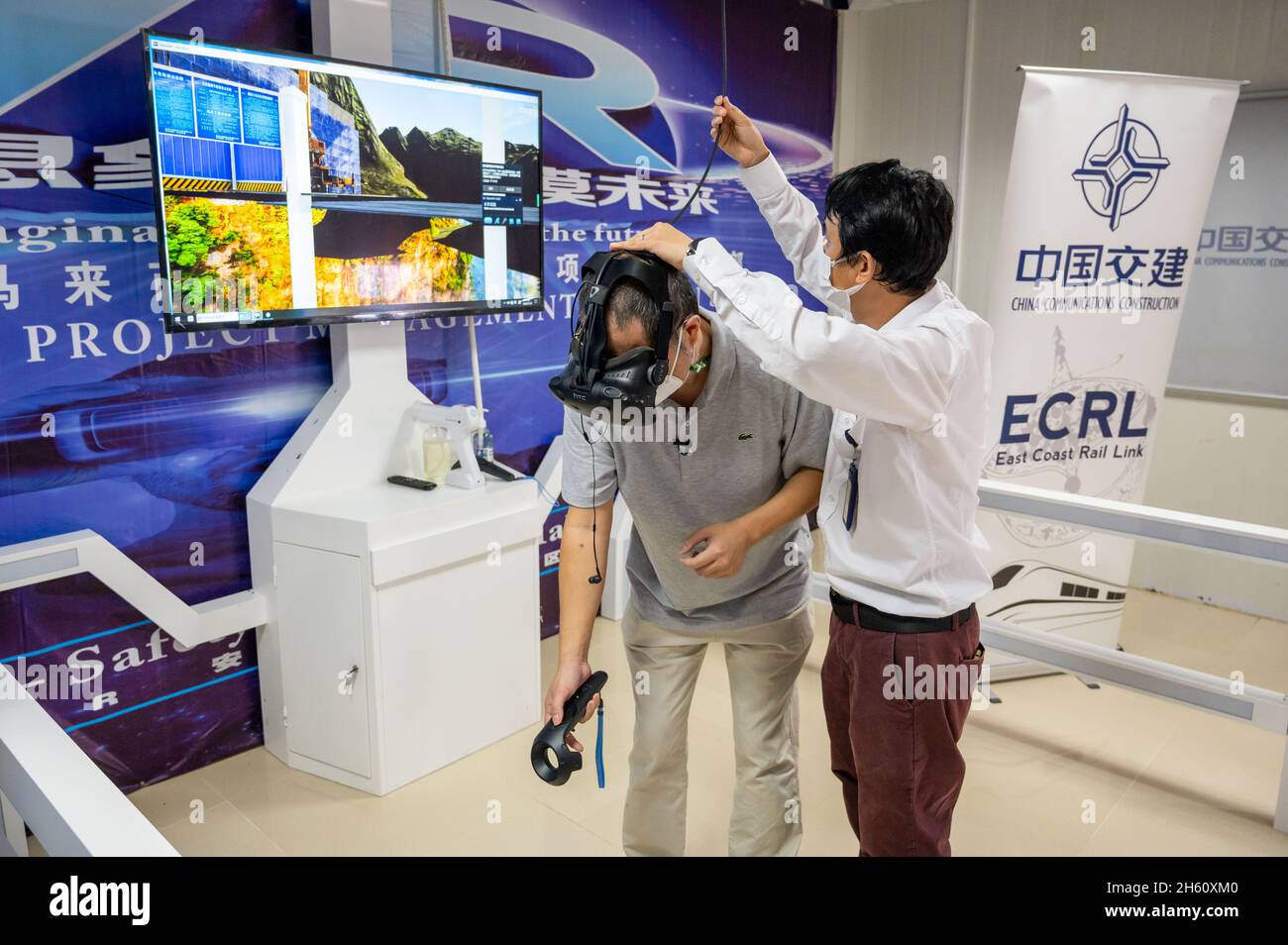 Maran, Malaisie.9 novembre 2021.Un journaliste fait une expérience de la formation en simulation de réalité virtuelle (VR) à un centre de formation en sécurité du terrain de camping Section 6 du projet de liaison ferroviaire de la côte est (ECRL) situé à Maran, Pahang, Malaisie, le 9 novembre 2021.POUR ALLER AVEC: 'Feature: Technologie VR immersive utilisée pour la formation de sécurité du projet de méga chemin de fer malaisien' Credit: Zhu Wei/Xinhua/Alay Live News Banque D'Images