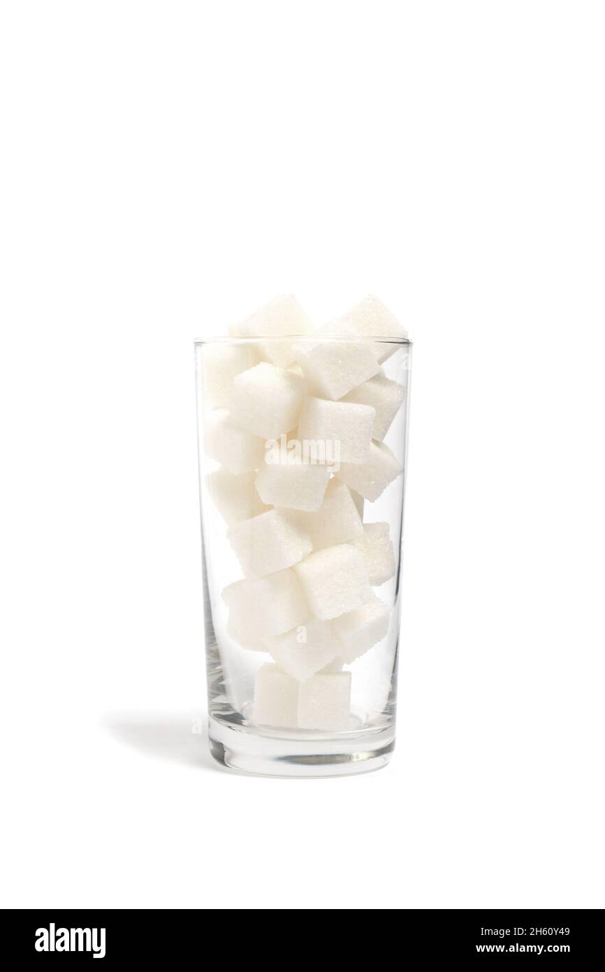 Cubes de sucre raffinés dans un verre transparent Banque D'Images