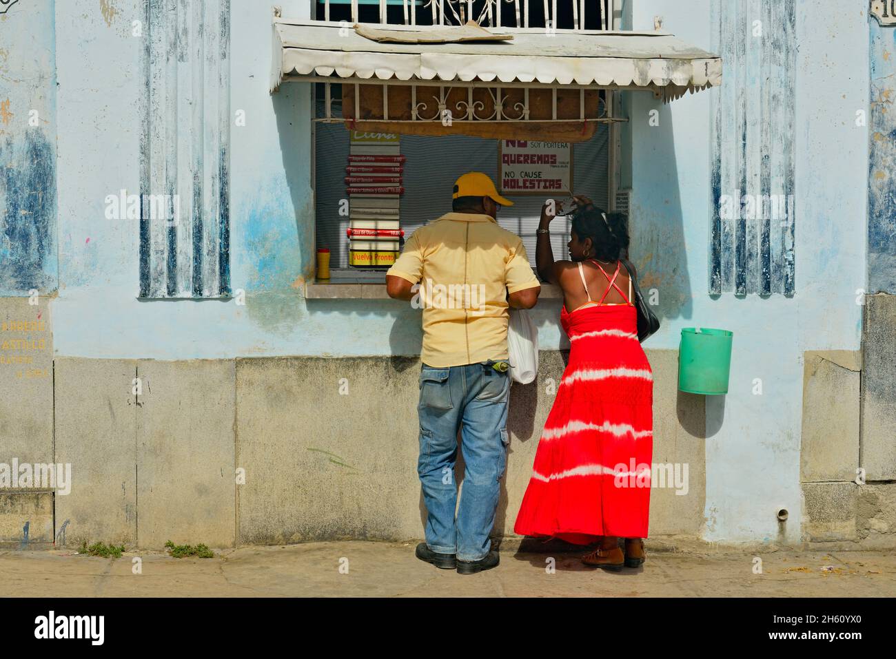 Scène de rue dans le centre de la Havane.Personnes debout à une fenêtre de confiserie à Callejón de Hamel, la Habana (la Havane), Habana, Cuba Banque D'Images