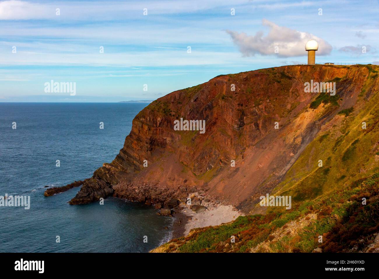 Radôme géodisique de contrôle de la circulation aérienne sur le sommet de la falaise à Hartland point sur la côte nord du Devon sud-ouest de l'Angleterre britannique. Banque D'Images