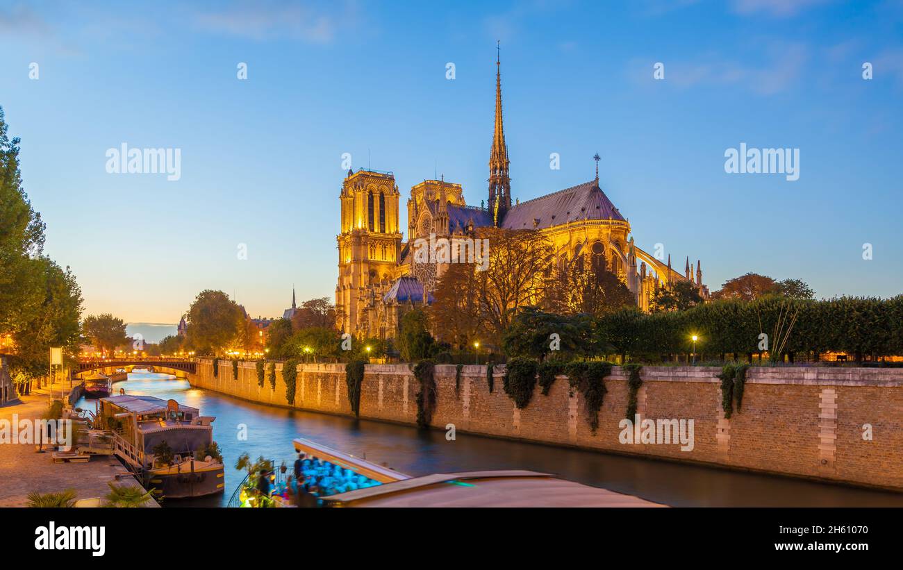 Notre Dame de Paris au crépuscule, France.Vue panoramique Banque D'Images