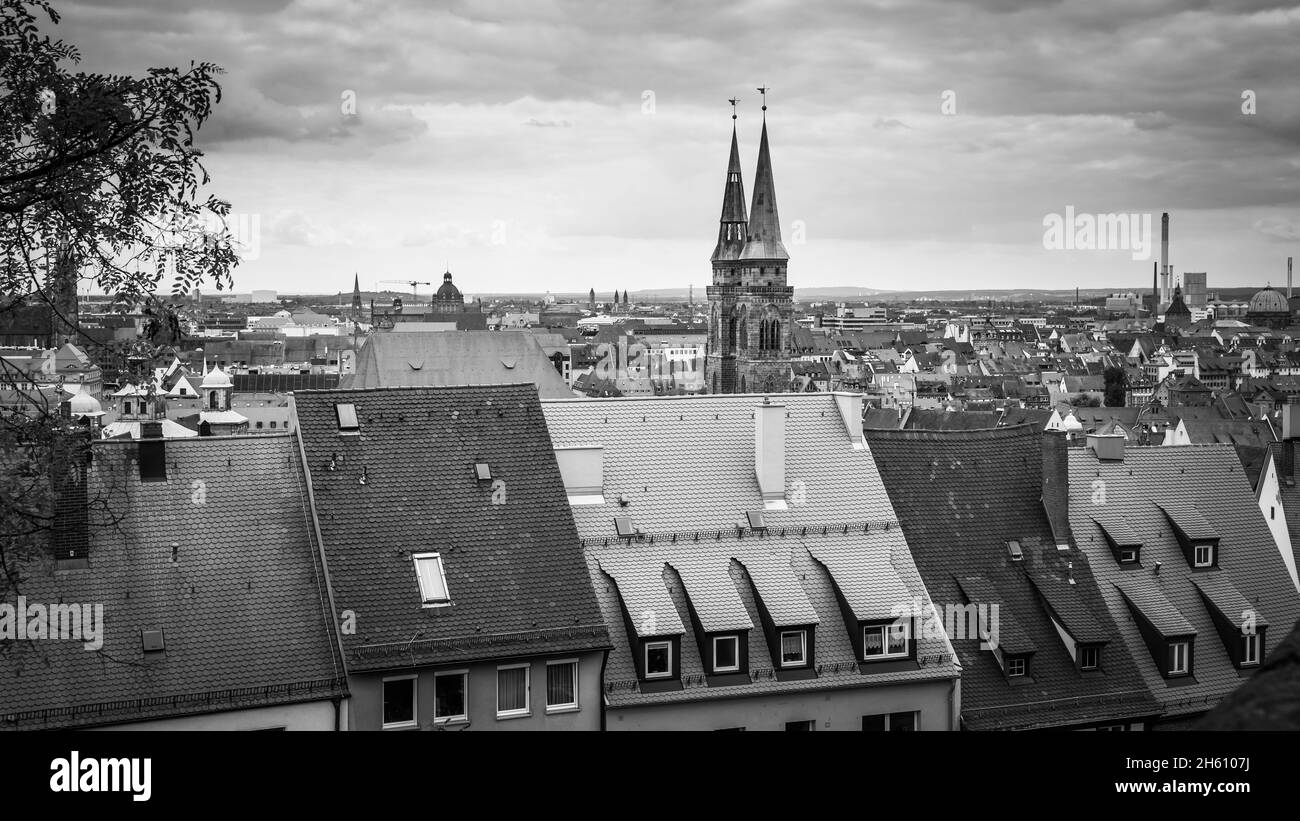 Altstadt - Vieille ville de Nuremberg en Allemagne.Paysage urbain noir et blanc Banque D'Images