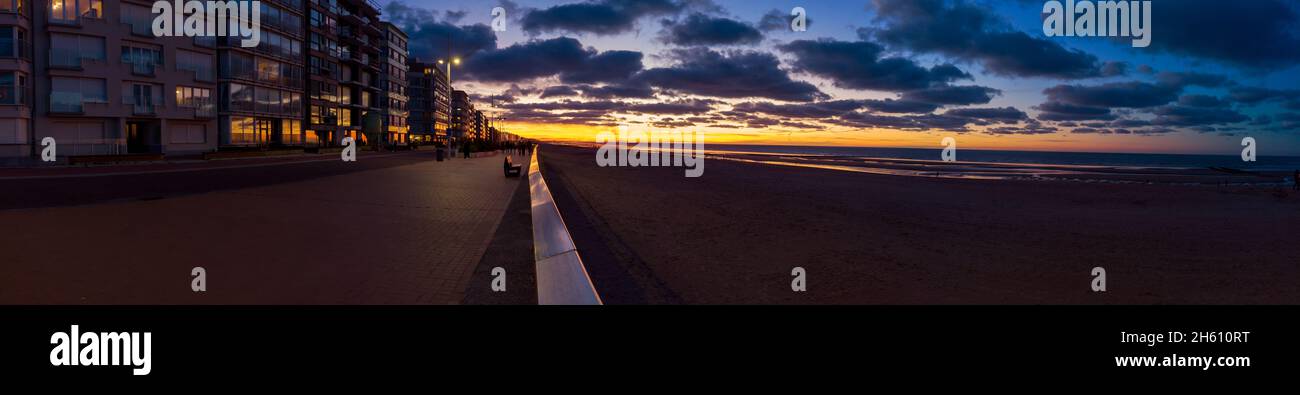 Vue panoramique sur une plage vide de Sint-Idesbald à Koksijde avec un beau coucher de soleil Banque D'Images