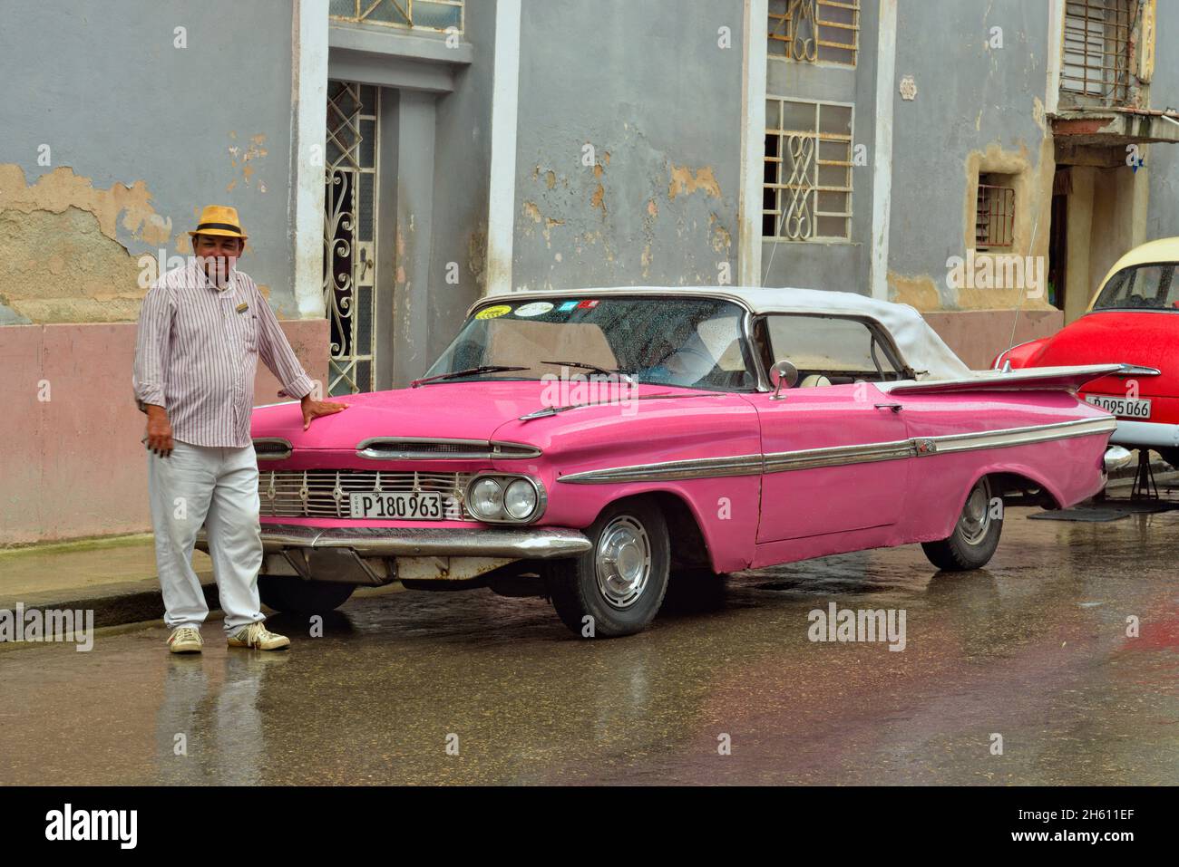 Scène de rue dans le centre de la Havane - Impala 1959 de Chevrolet avec le fier propriétaire, la Habana (la Havane), Habana, Cuba Banque D'Images
