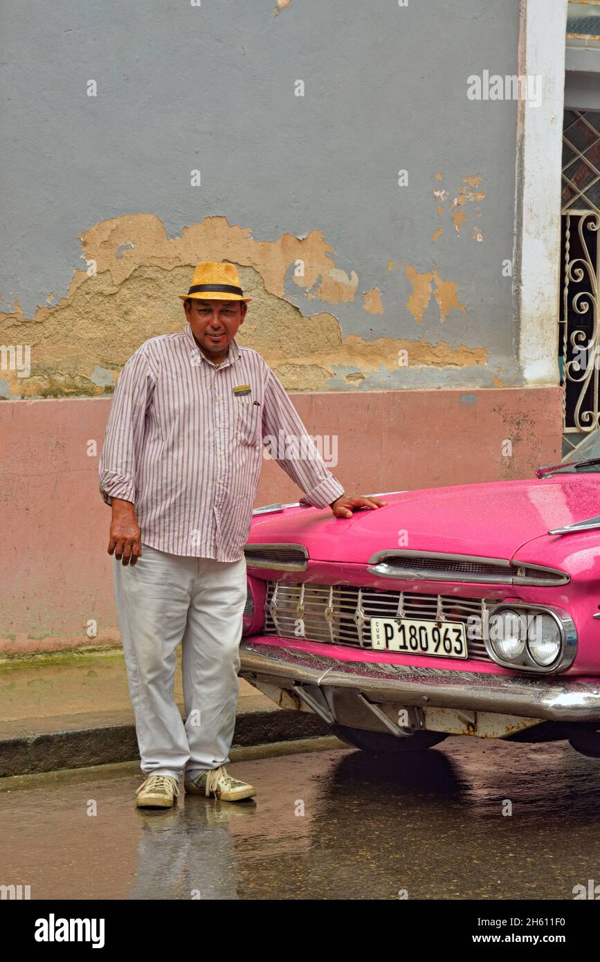 Scène de rue dans le centre de la Havane - Impala 1959 de Chevrolet avec le fier propriétaire, la Habana (la Havane), Habana, Cuba Banque D'Images