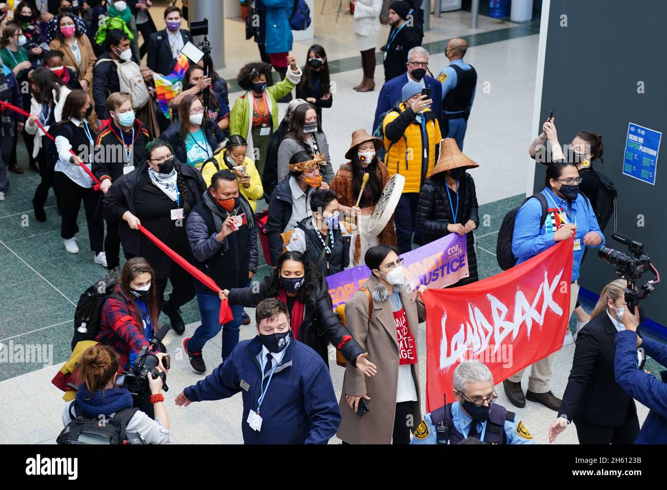 Les activistes du climat tiennent une manifestation sur le site lors de la dernière journée officielle du sommet de Cop26 à Glasgow.Date de la photo : vendredi 12 novembre 2021. Banque D'Images