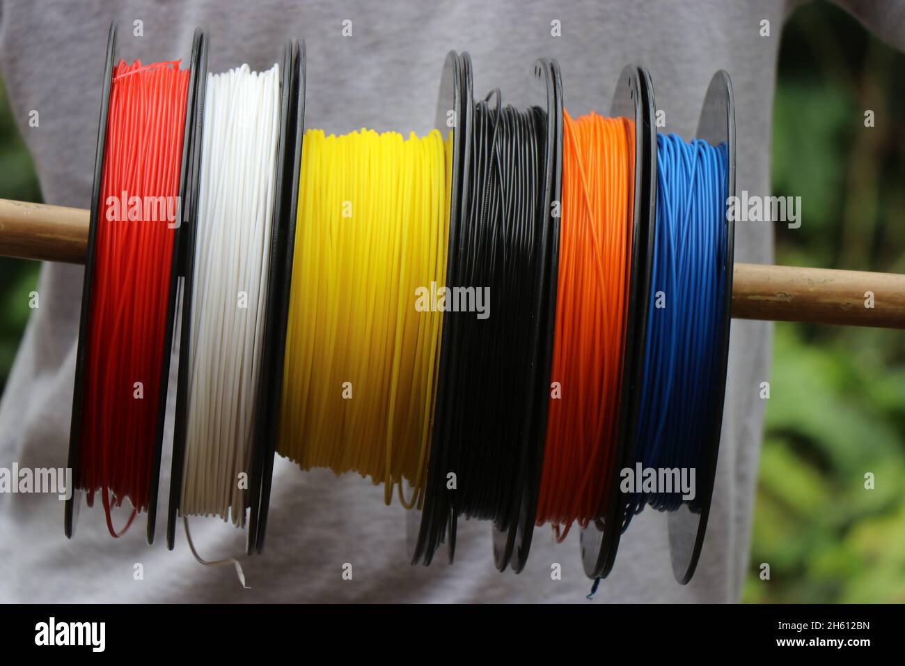 Bobine de filaments polylactiques ou PLA de différentes couleurs utilisés pour l'impression 3D Banque D'Images