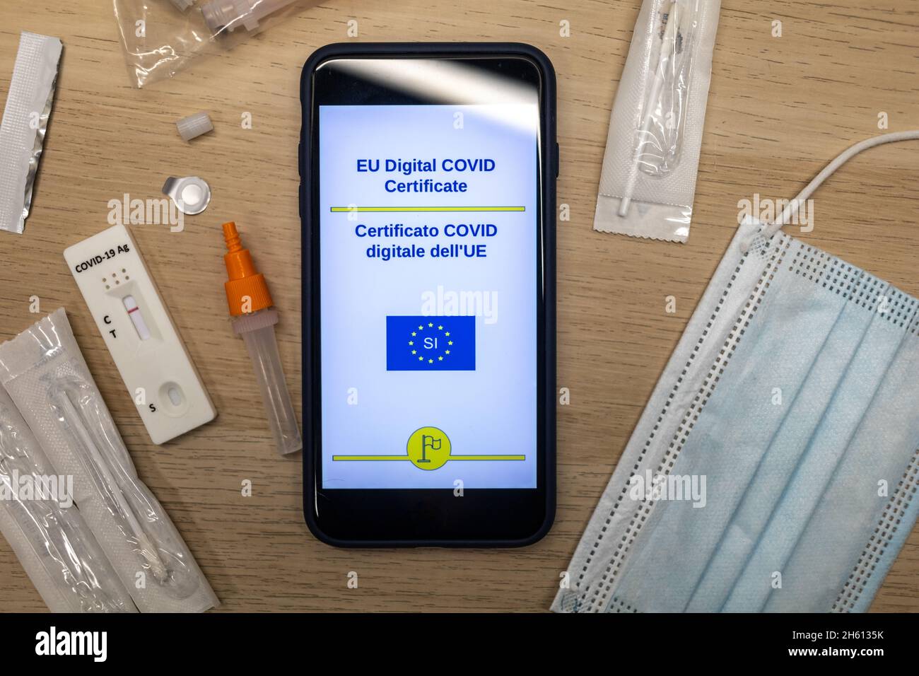 Test et masque de téléphone mobile avec certificat numérique Covid de l'UE Banque D'Images