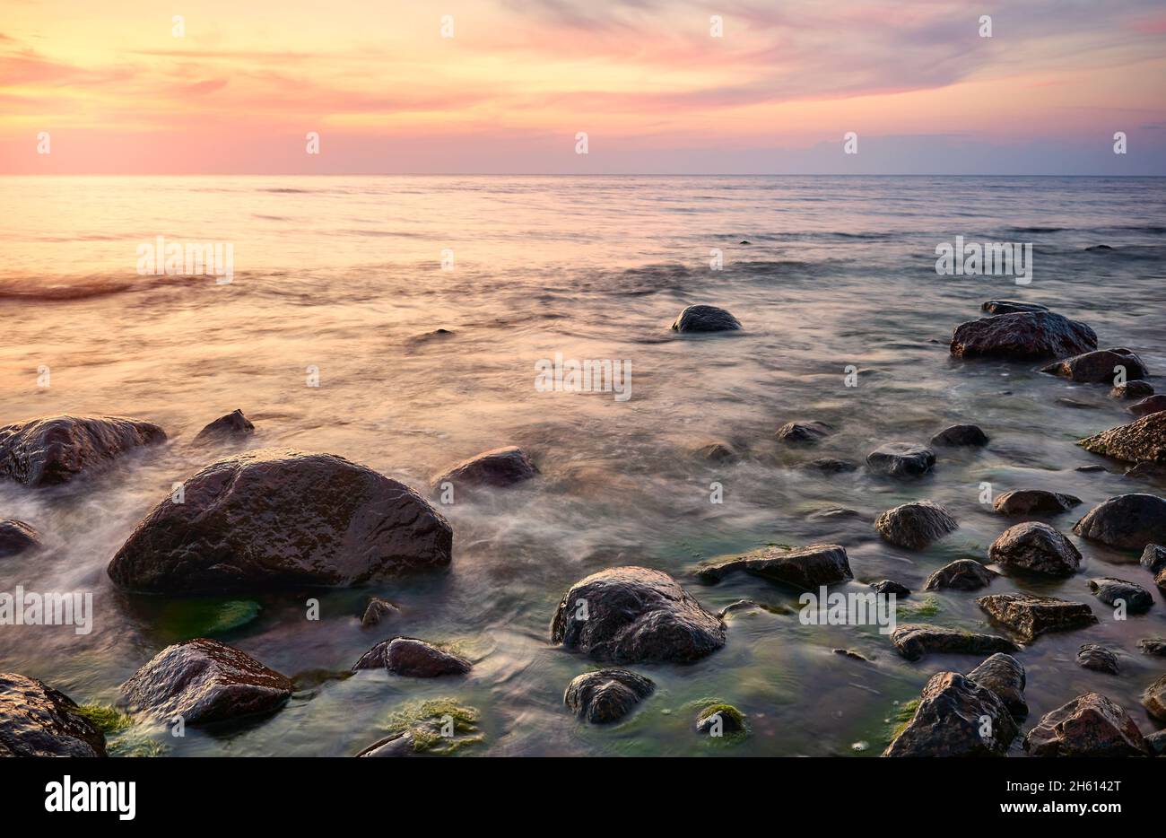 Rocky plage de la mer Baltique à un beau coucher de soleil. Banque D'Images