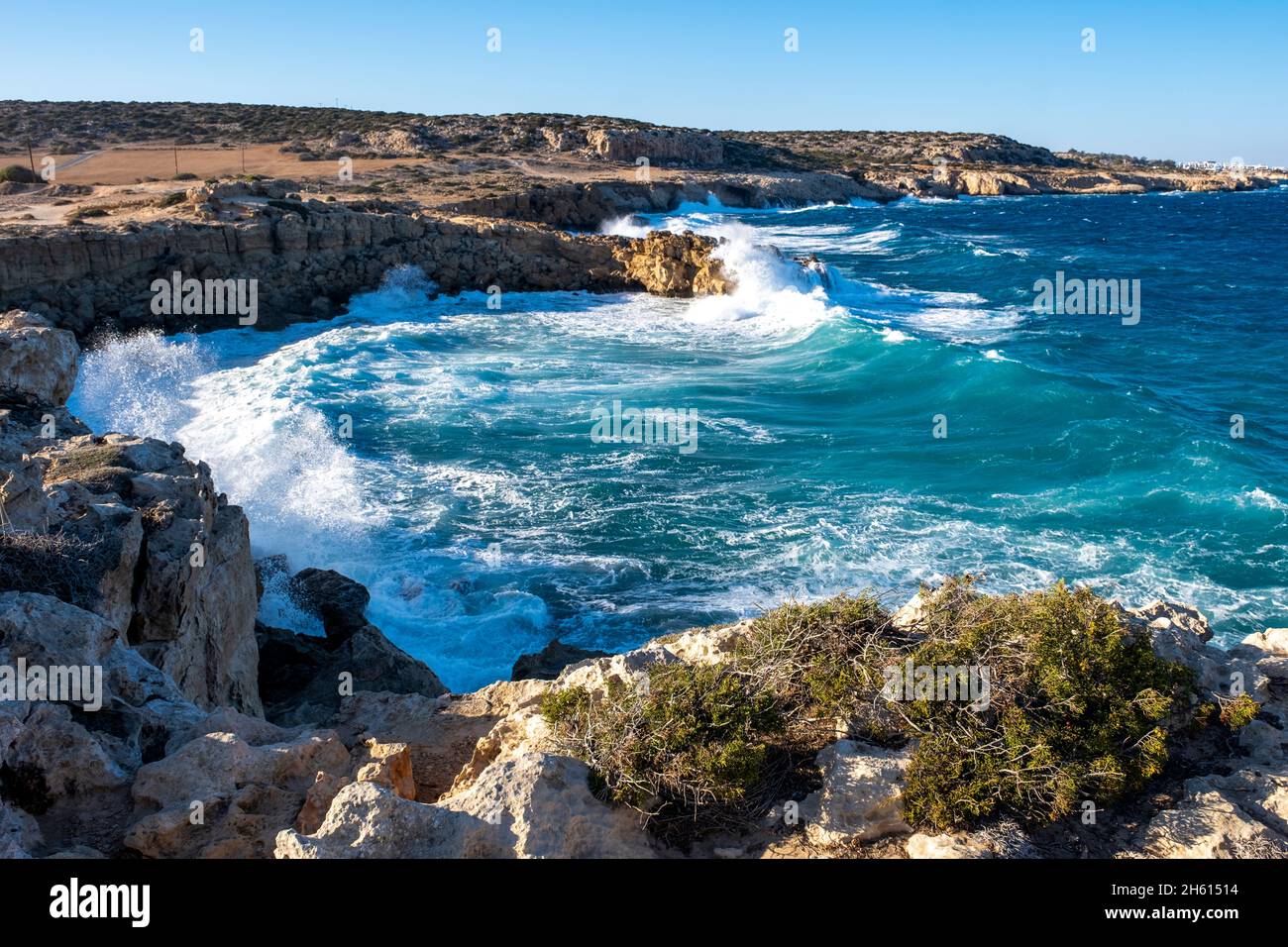 Mer agitée par une journée de vents violents au parc national du Cap Greco à Chypre. Banque D'Images