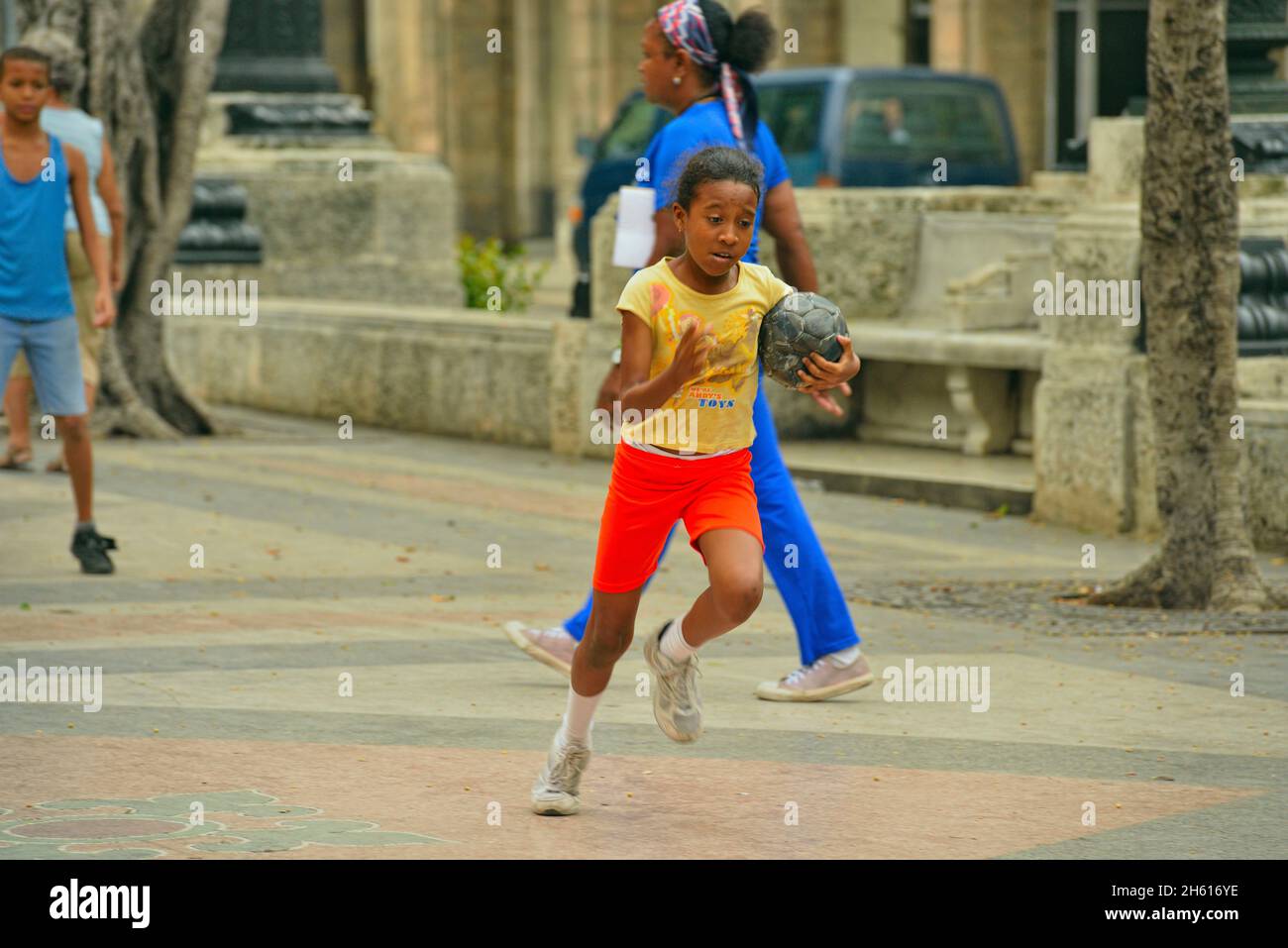 A organisé une pièce sur le Prado avec un groupe d'écoliers, la Habana (la Havane), Habana, Cuba Banque D'Images