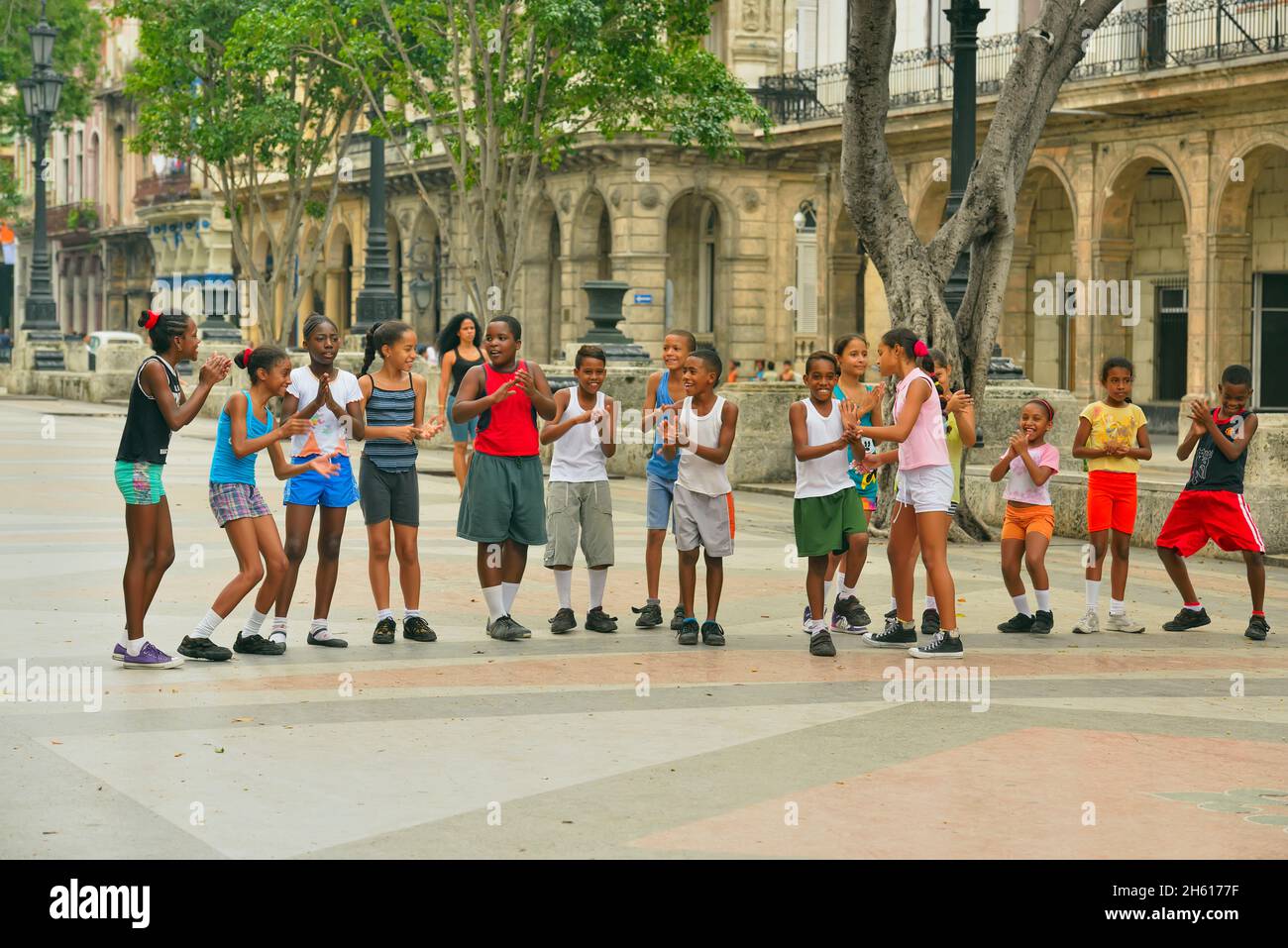 Scène de rue dans la Vieille Havane - les écoliers jouent au jeu en salle de sport en plein air sur la promenade du Prado, la Habana (la Havane), Habana, Cuba Banque D'Images