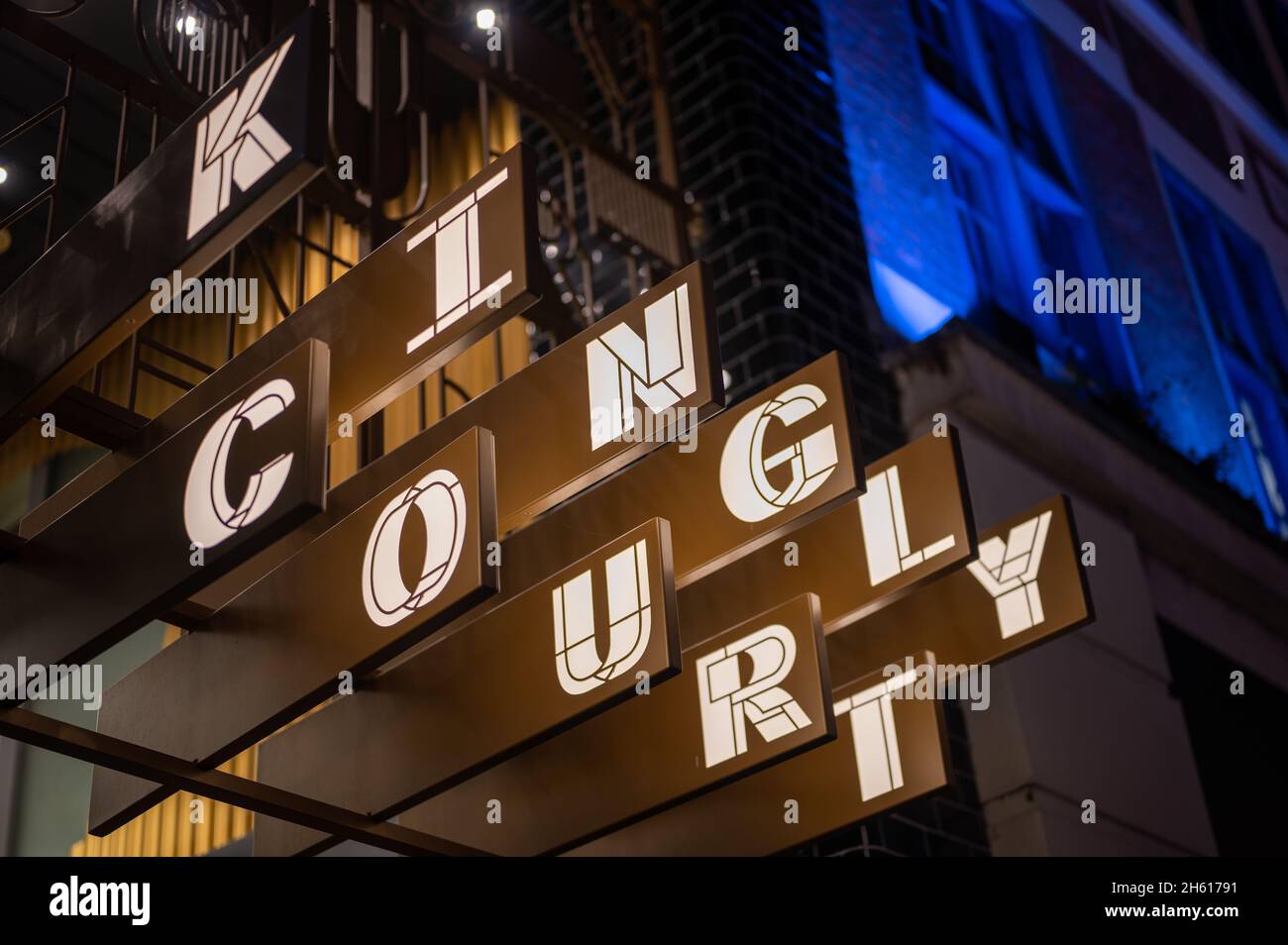LONDRES - 1er NOVEMBRE 2021 : panneau lumineux pour le célèbre tribunal de la restauration de Carnaby Street Banque D'Images