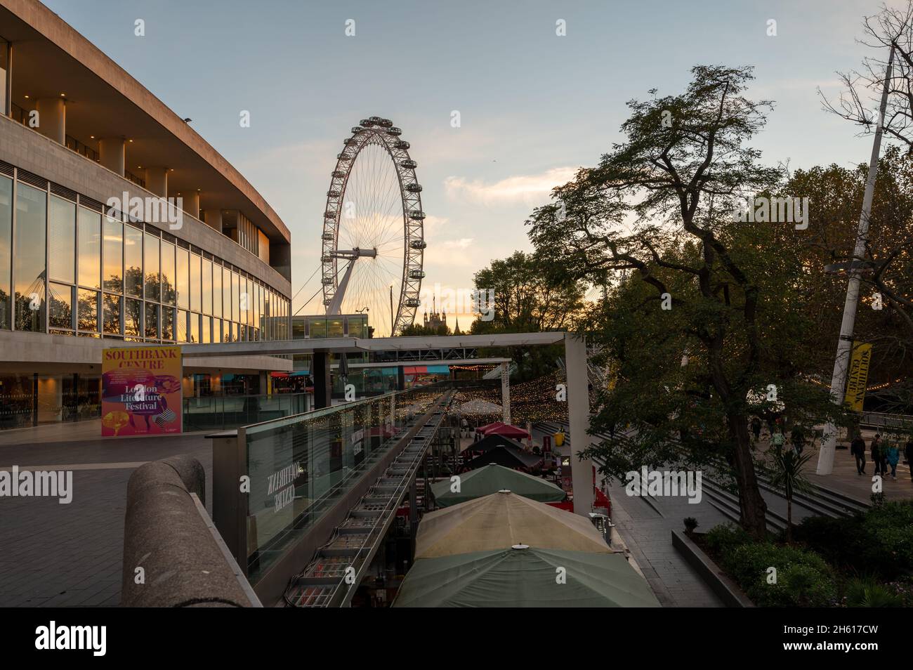 LONDRES - 1er NOVEMBRE 2021 : vue sur le centre Southbank en direction du London Eye au coucher du soleil, en soirée d'automne Banque D'Images