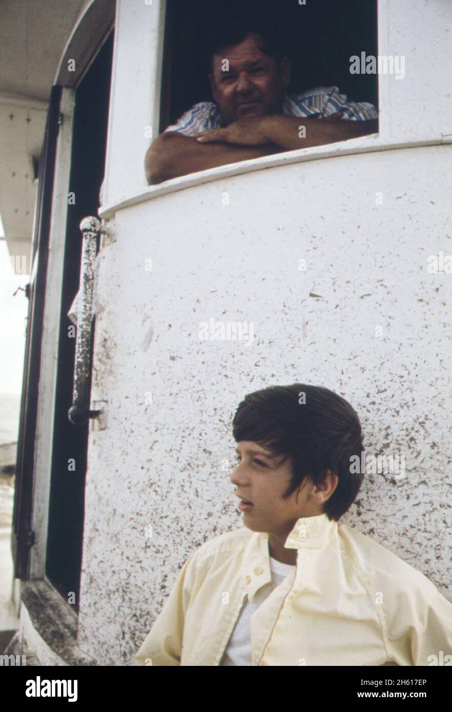 Le fils de pêcheur d'huîtres à bord d'un bateau sur le lac Borgne; la Nouvelle-Orléans ca.Juin 1973 Banque D'Images