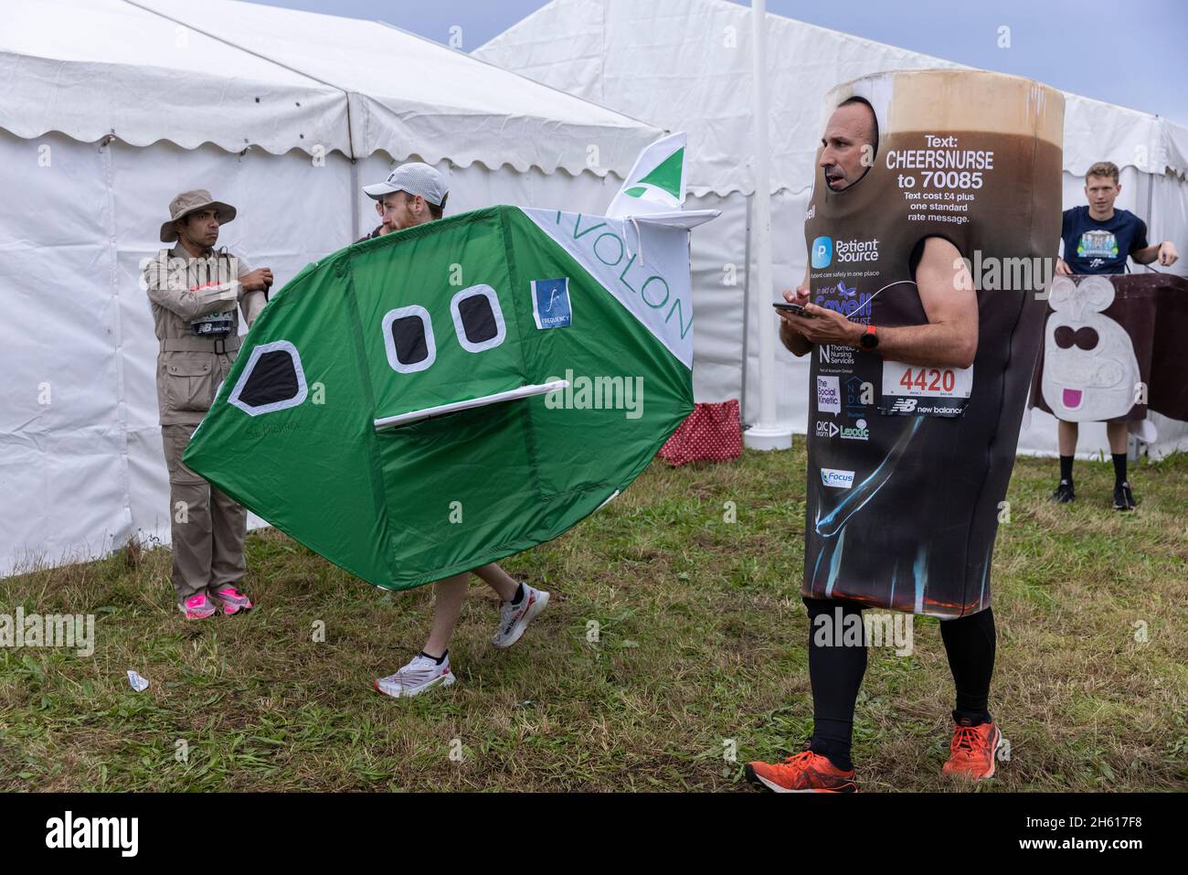 Des coureurs déguisés en différents costumes avant le marathon de Londres de 2021 se rassemblent à Greewich Park avant la course.Plus de 40,000 coureurs y ont participé. Banque D'Images