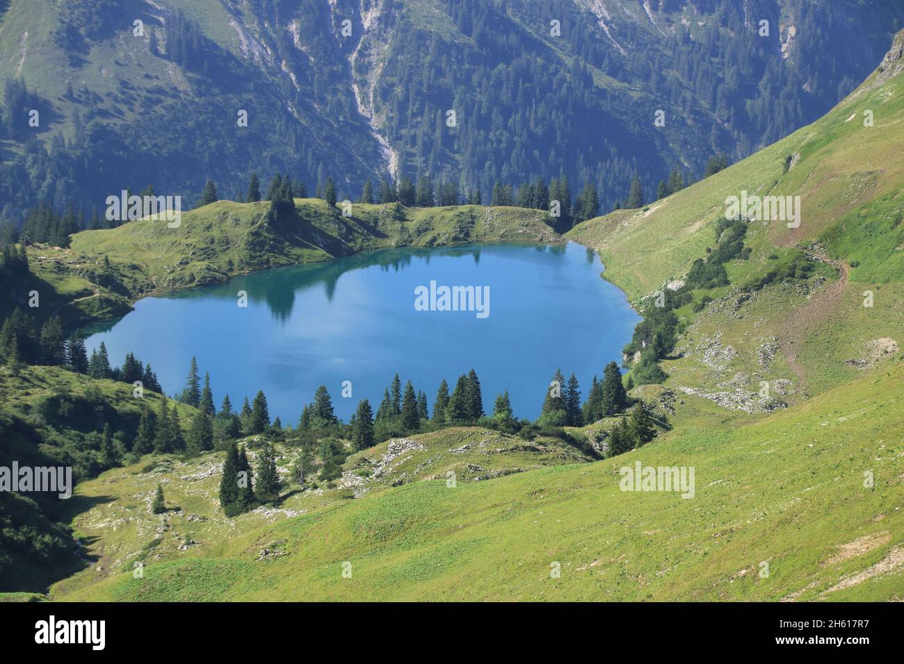 Vue sur la Seealpsee dans les Alpes Allgäu près d'Oberstdorf Banque D'Images