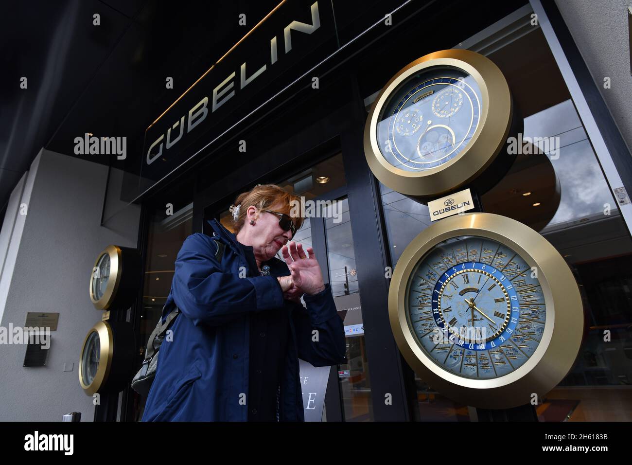 Lucerne, Suisse la femme Gubelin Watch HQ vérifie l'heure Banque D'Images