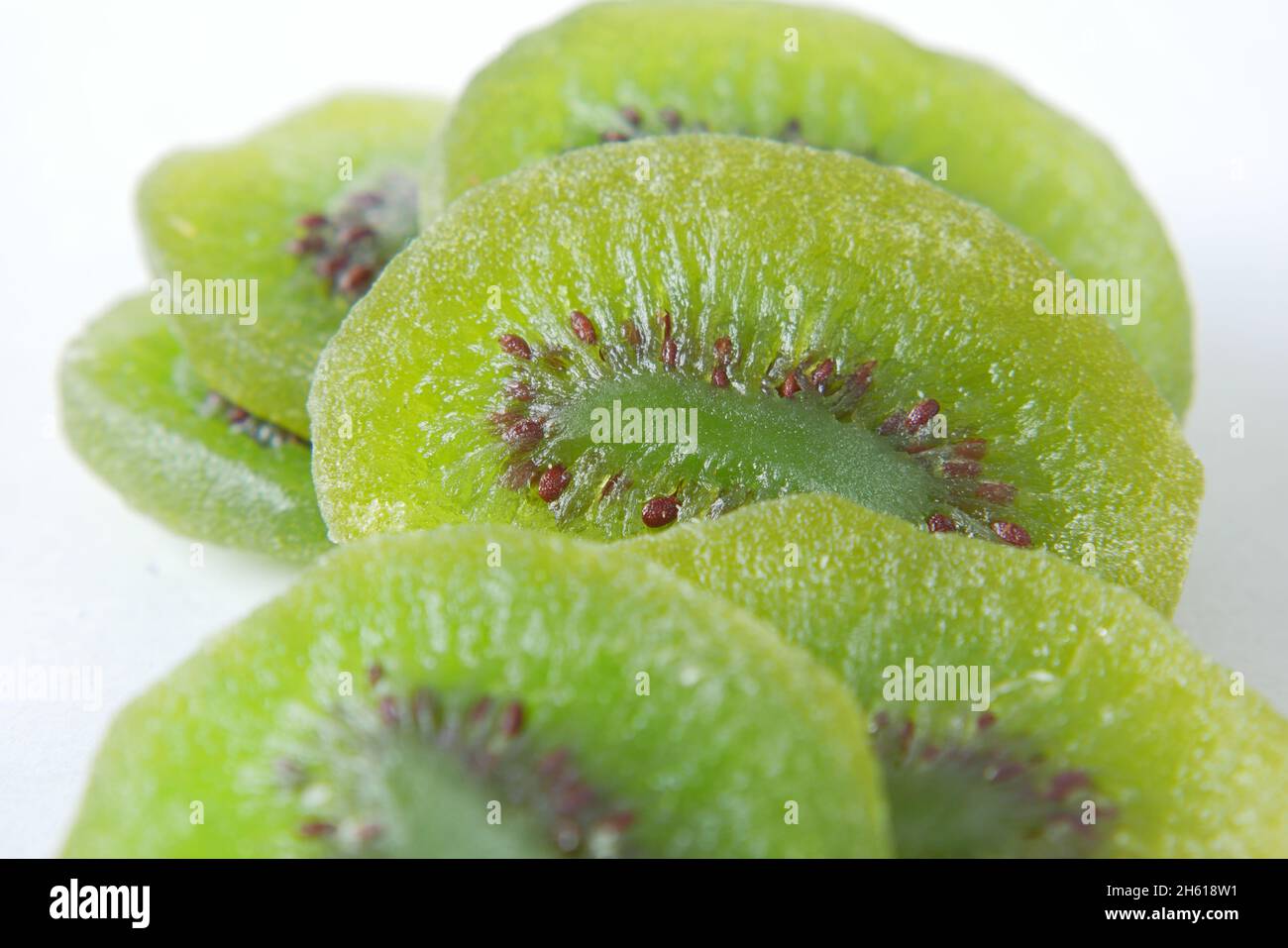 photo détaillée de kiwi sur blanc Banque D'Images