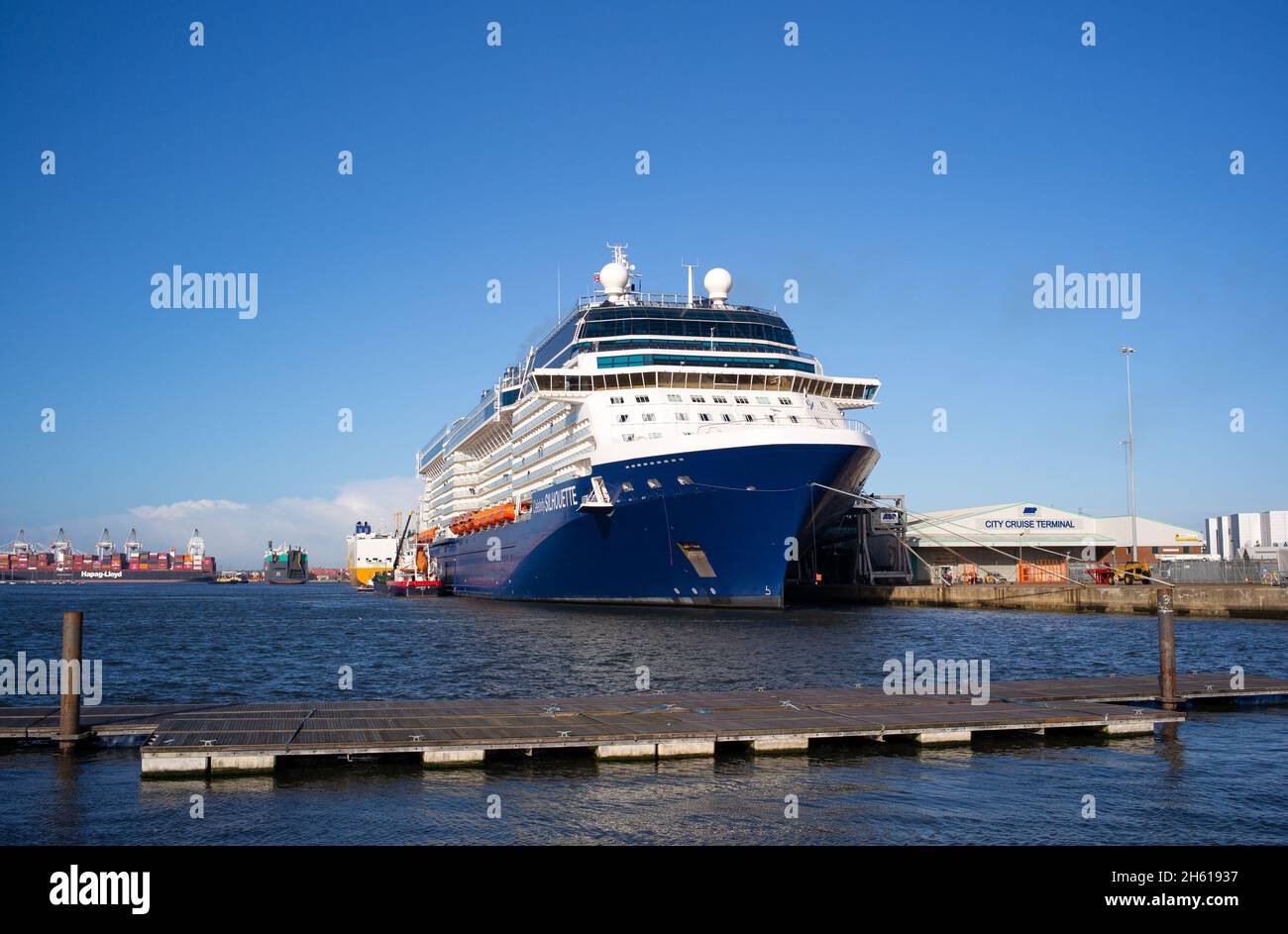 Croisières de célébrités paquebot de croisière Celebrity silhouette à Southampton docks Angleterre étant ravitaillé par Jaynee W prêt pour son départ. Banque D'Images