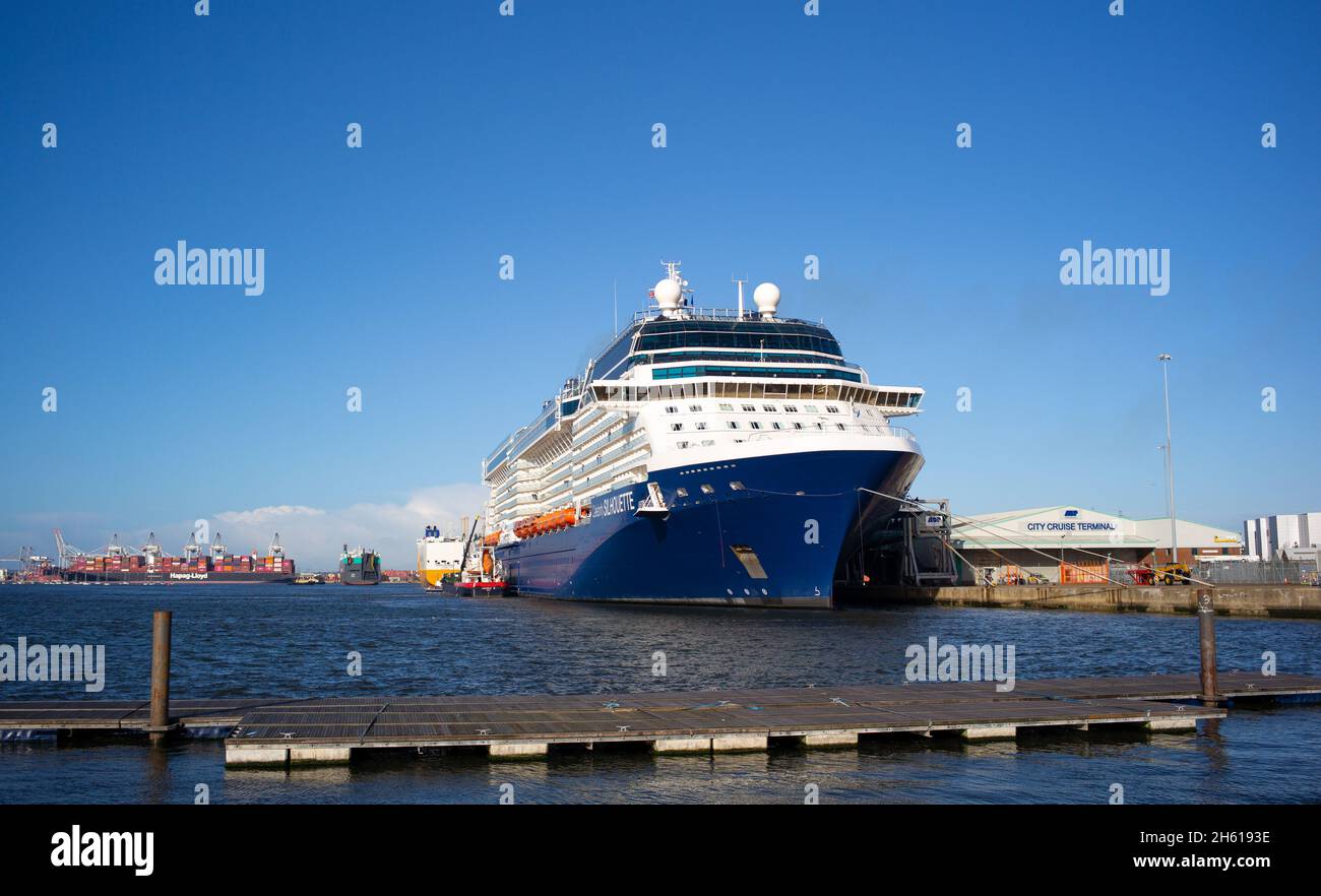 Croisières de célébrités paquebot de croisière Celebrity silhouette à Southampton docks Angleterre étant ravitaillé par Jaynee W prêt pour son départ. Banque D'Images