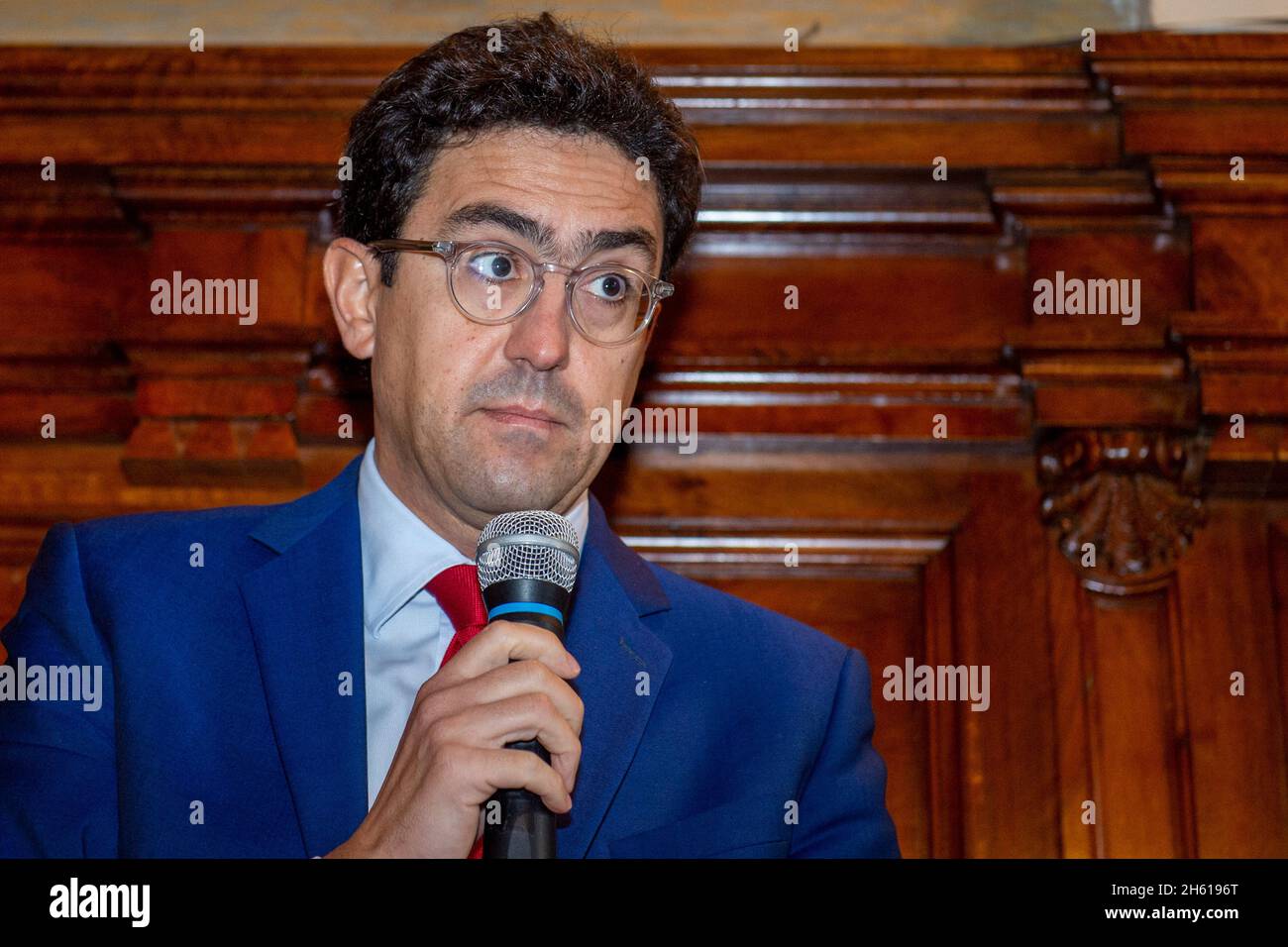 Rieti, Italie.11 novembre 2021.Alessandro Fusacchia, député du groupe mixte: «nous sommes dans une zone qui subit des changements, notamment en raison de la pandémie, et nous pouvons pousser le pays dans une certaine direction.C'est quelque chose que nous devons jouer pour à Rieti.Le travail effectué dans la région devrait aller de pair avec l'université: Je crois que la capacité des entreprises comme Takeda à trouver le professionnalisme est importante.Et ensuite se concentrer sur la recherche et la technologie.La société pharmaceutique Takeda présente son rapport sur le développement durable.Takeda se lance ev Credit: ZUMA Pr Banque D'Images