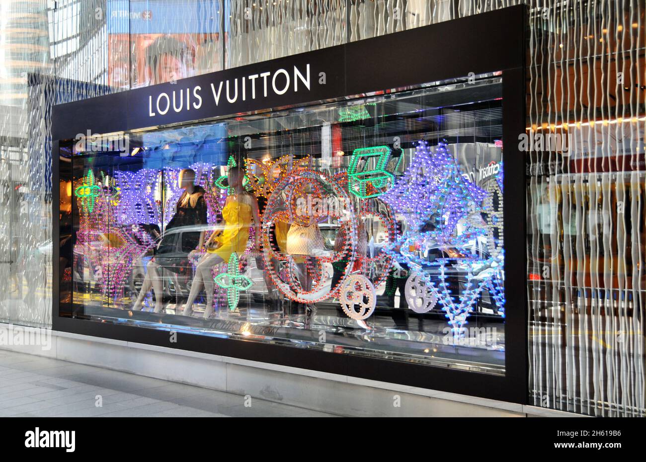 Vitrine de Noel du magasin Louis Vuitton dans le quartier des affaires et des finances de l'île de Hong Kong, Chine Banque D'Images