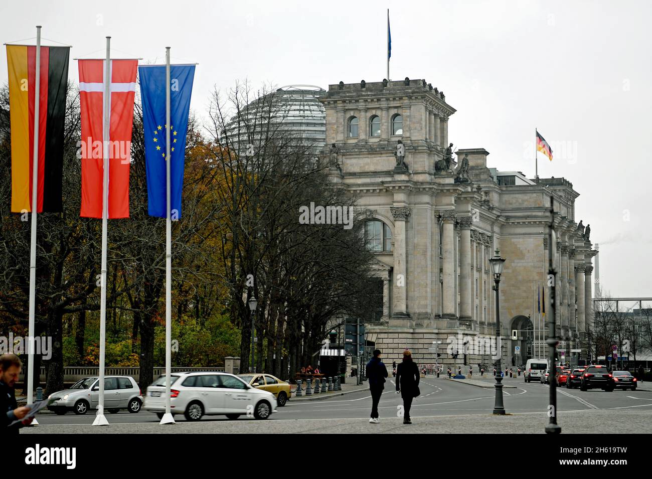 Berlin, Allemagne.11 novembre 2021.Au premier plan les drapeaux de portrait de l'Allemagne, du Danemark et de l'Europe, en arrière-plan le bâtiment Reichstag.La reine Margrethe II du Danemark et l'héritier du trône sont en visite d'État en Allemagne pendant plusieurs jours.Credit: Philipp Znidar/dpa/Alamy Live News Banque D'Images