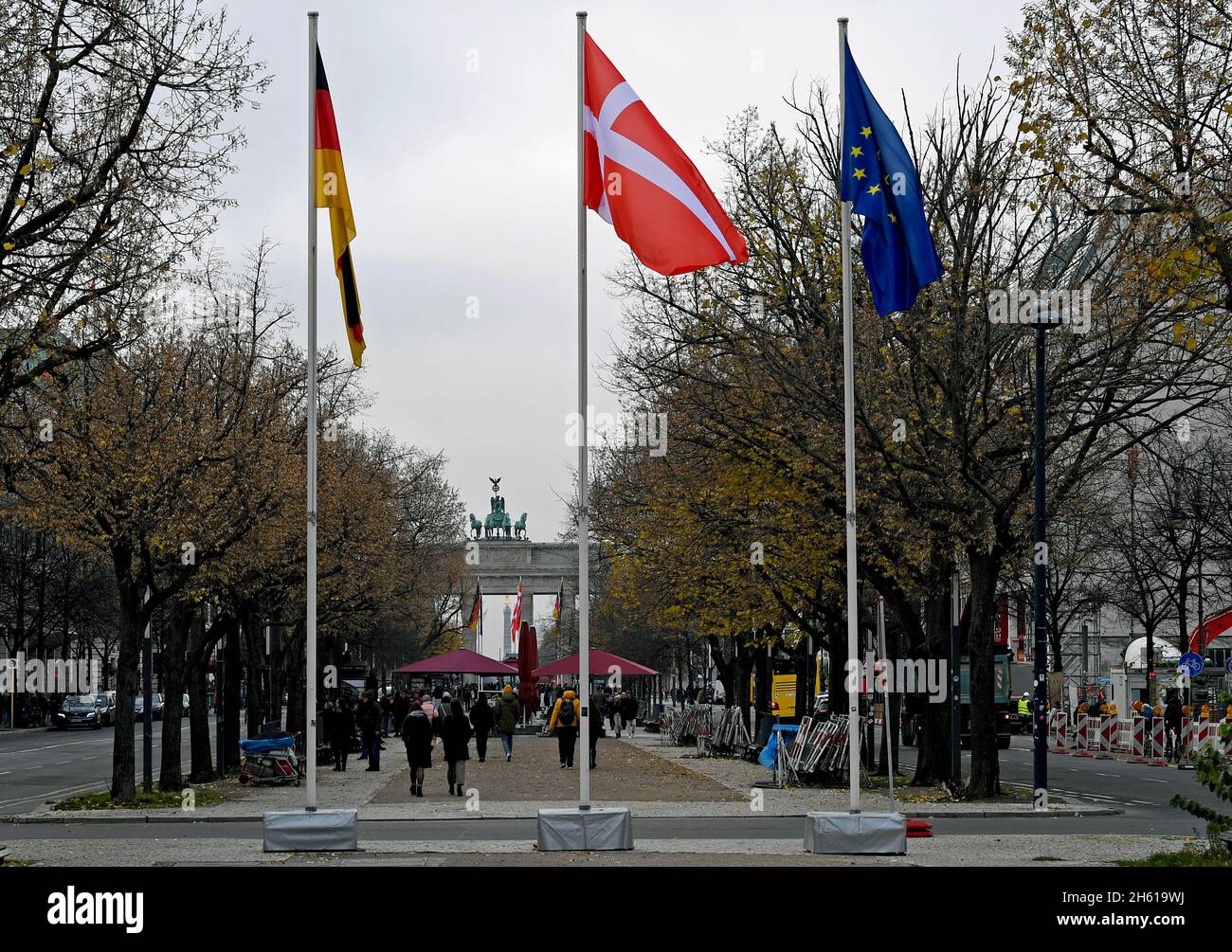 Berlin, Allemagne.11 novembre 2021.Les drapeaux portraitistes de l'Allemagne, du Danemark et de l'Europe, avec la porte de Brandebourg en arrière-plan.La reine Margrethe II du Danemark et l'héritier du trône sont en Allemagne pour une visite d'État de plusieurs jours.Credit: Philipp Znidar/dpa/Alamy Live News Banque D'Images