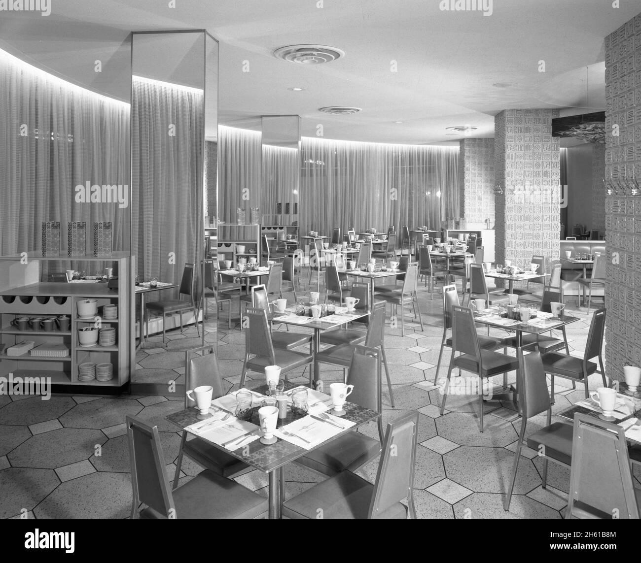 Tables vides dans le restaurant de l'hôtel Americana, 52nd St. et 7th Ave., New York; 1962 Banque D'Images