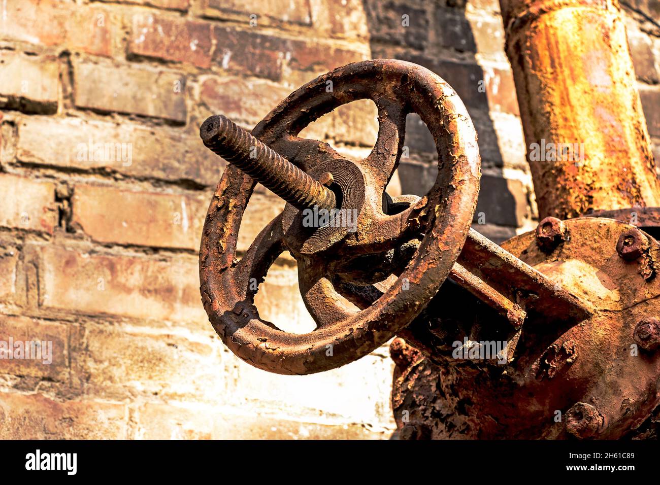 Ancien distributeur de gaz rouillé sur le mur.Une vanne industrielle dans un grand système.Le système de transmission du gaz de l'Ukraine est en panne. Banque D'Images