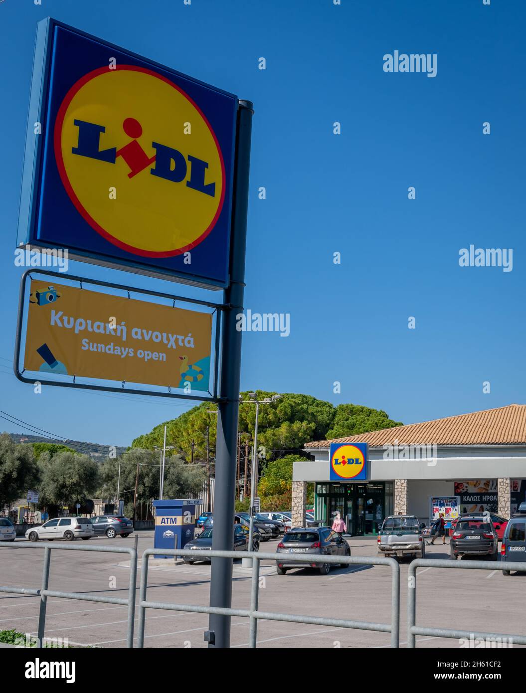 Lefkada.Grèce-10.30.2021.La seule branche de la chaîne allemande de supermarchés Lidl sur toute l'île avec un bon parking. Banque D'Images