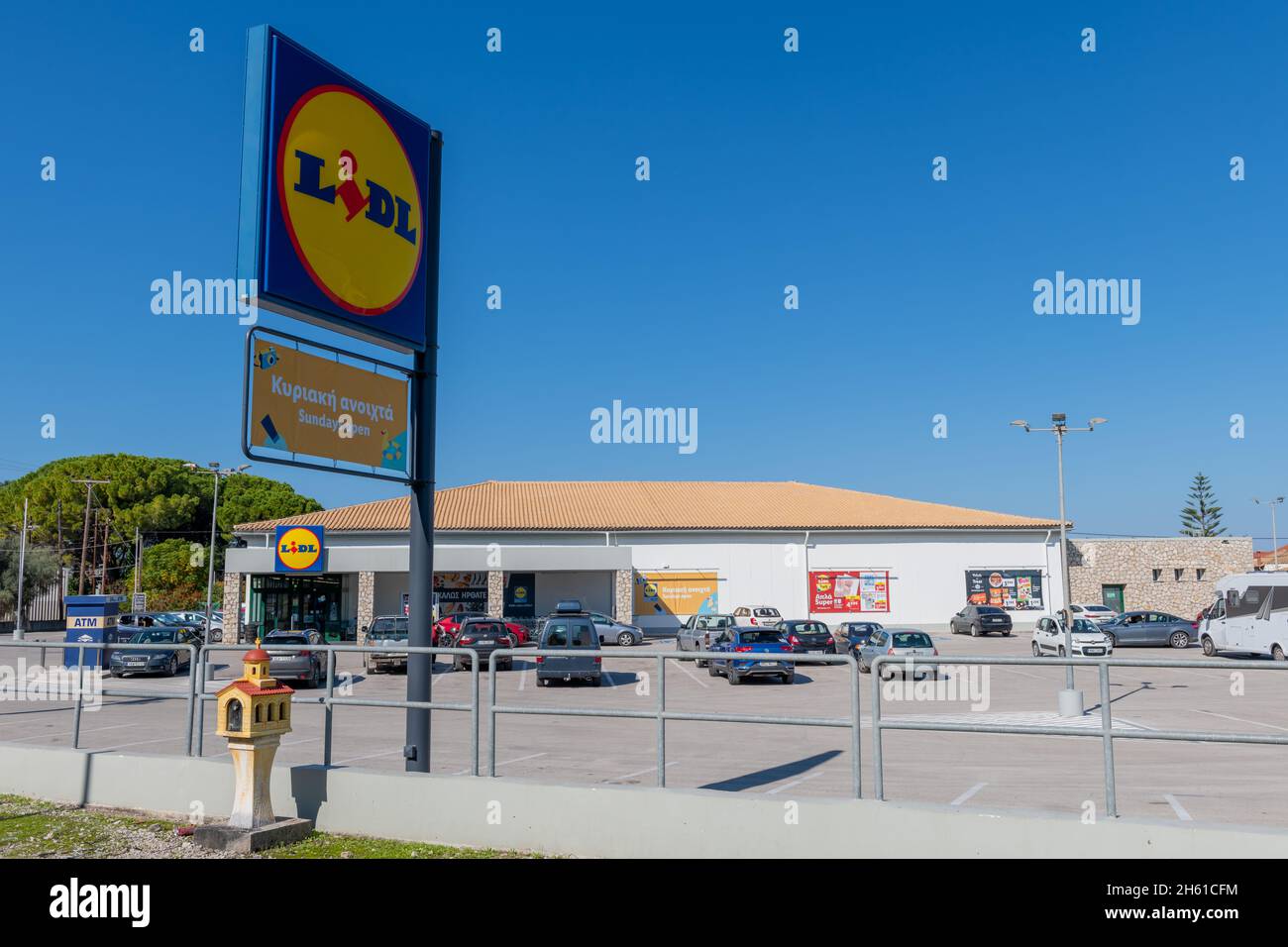 Lefkada.Grèce-10.30.2021.La seule branche de la chaîne allemande de supermarchés Lidl sur toute l'île avec un bon parking. Banque D'Images