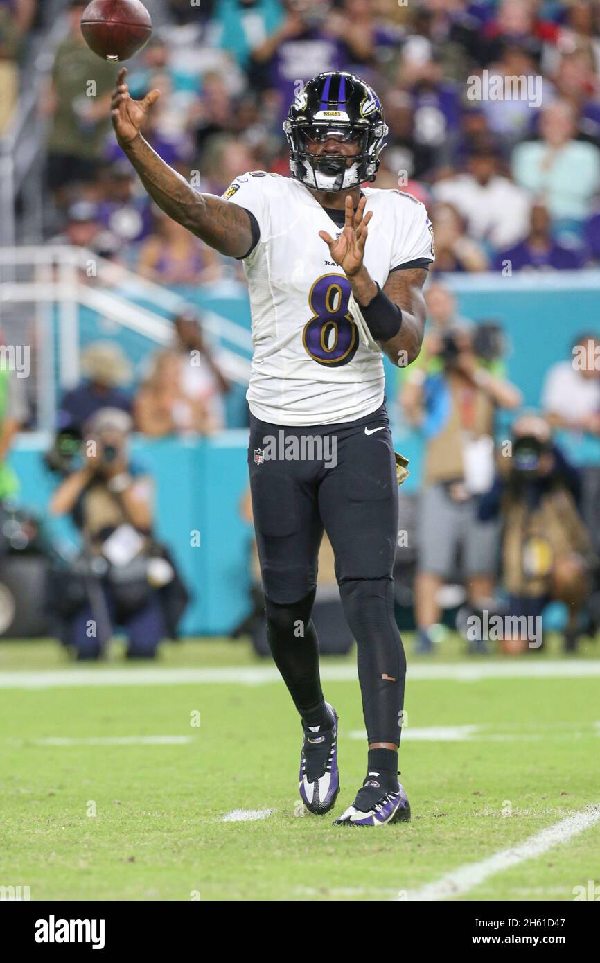 Jeudi 11 novembre 2021 ; Miami Gardens, FL USA ;Le quarterback des Ravens de Baltimore Lamar Jackson (8) passe la balle lors d'un match de la NFL contre la Mia Banque D'Images