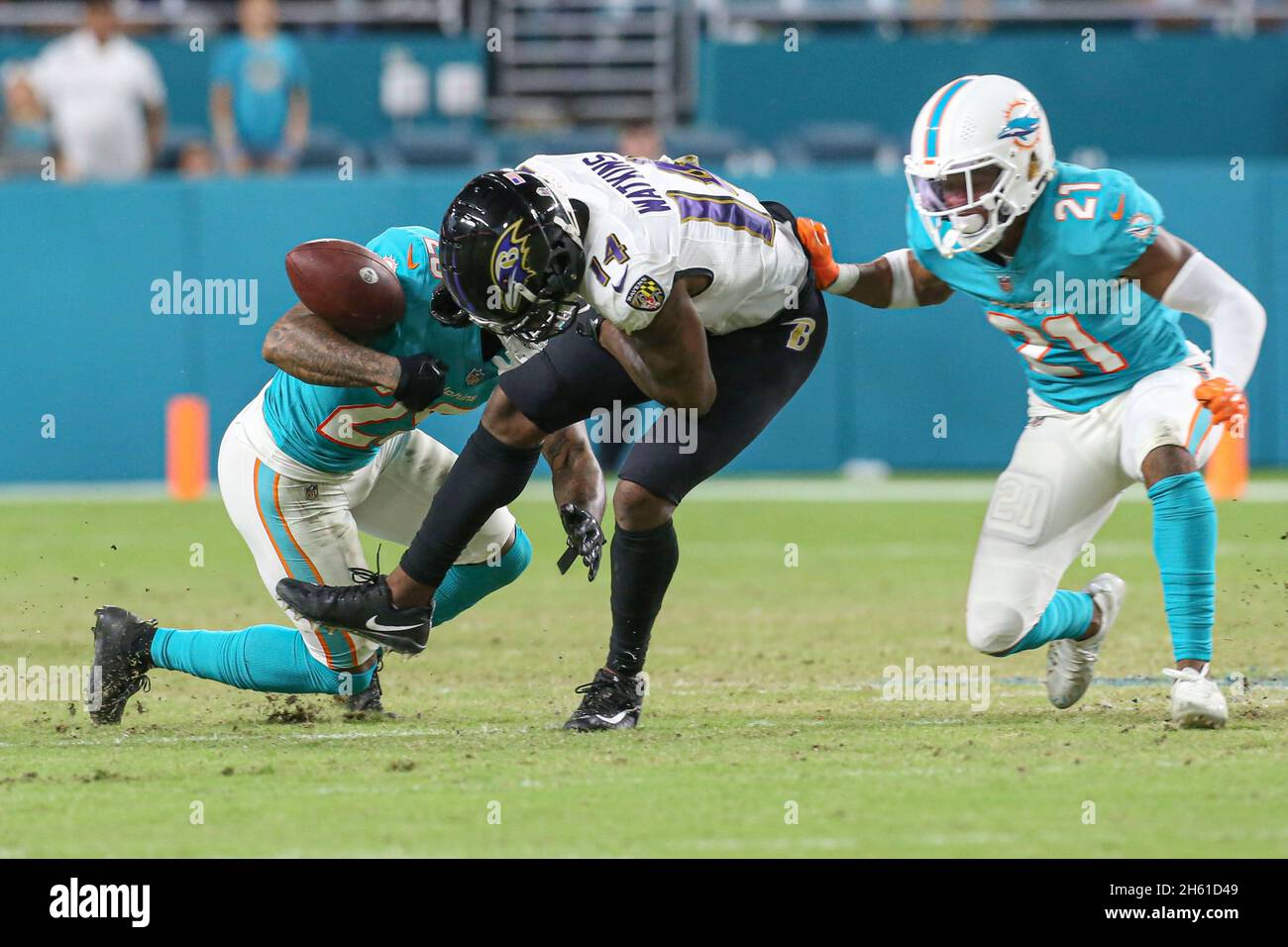 Jeudi 11 novembre 2021 ; Miami Gardens, FL USA ;Les Dolphins de Miami Xavien Howard (25) bande la balle du récepteur large des Ravens de Baltimore Banque D'Images