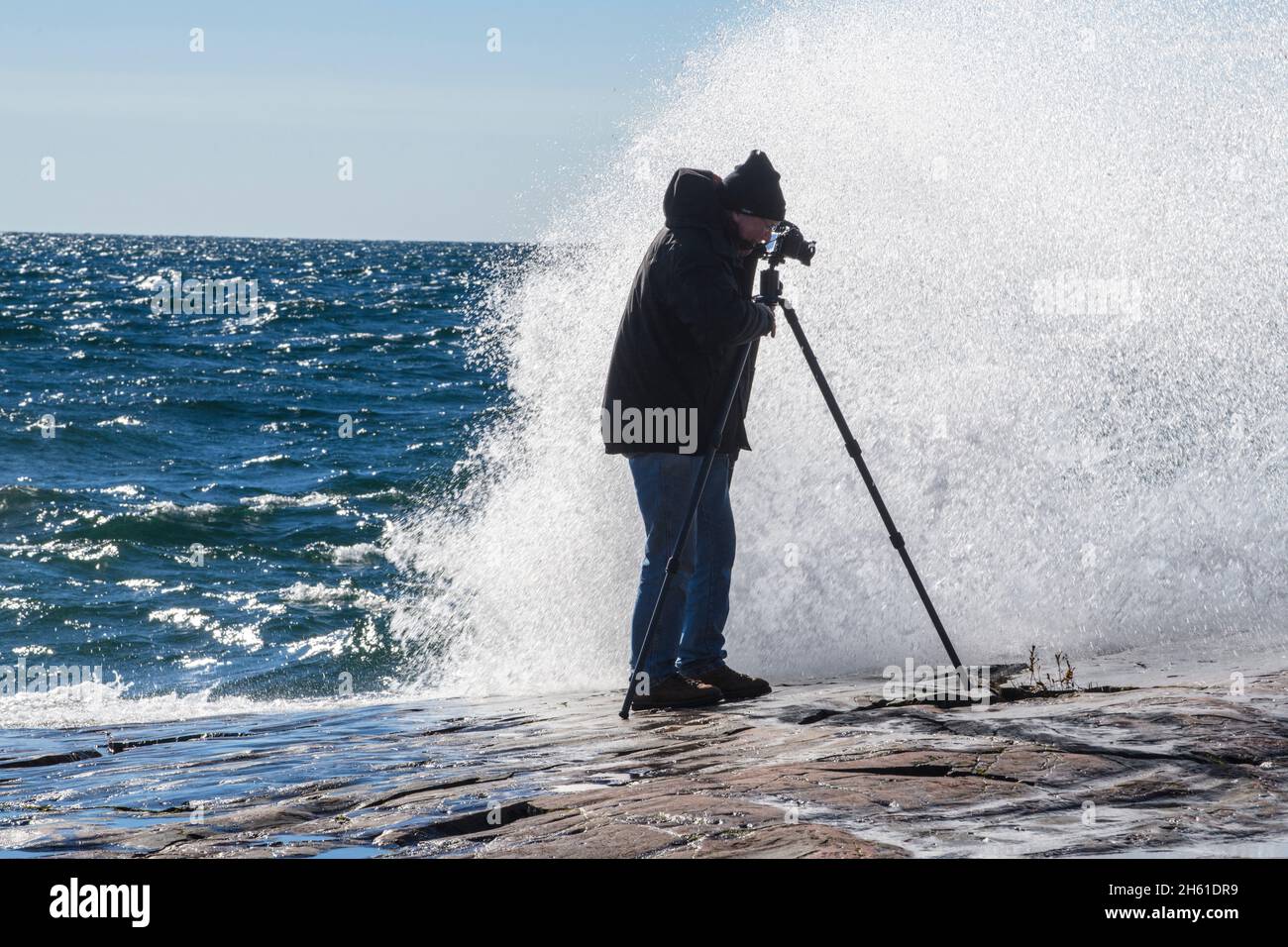 Les vagues du lac supérieur s'écrasant sur des rochers, avec des photographes, parc provincial du lac supérieur, Ontario, Canada Banque D'Images