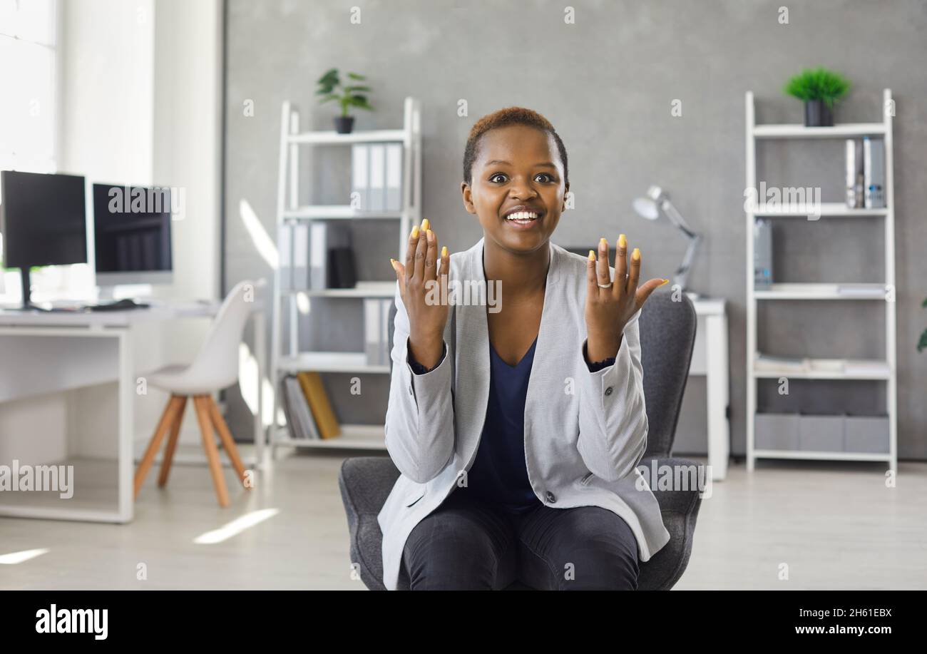 Drôle de femme joyeuse gestionnaire de compagnie assis devant la webcam et de communiquer par appel vidéo. Banque D'Images