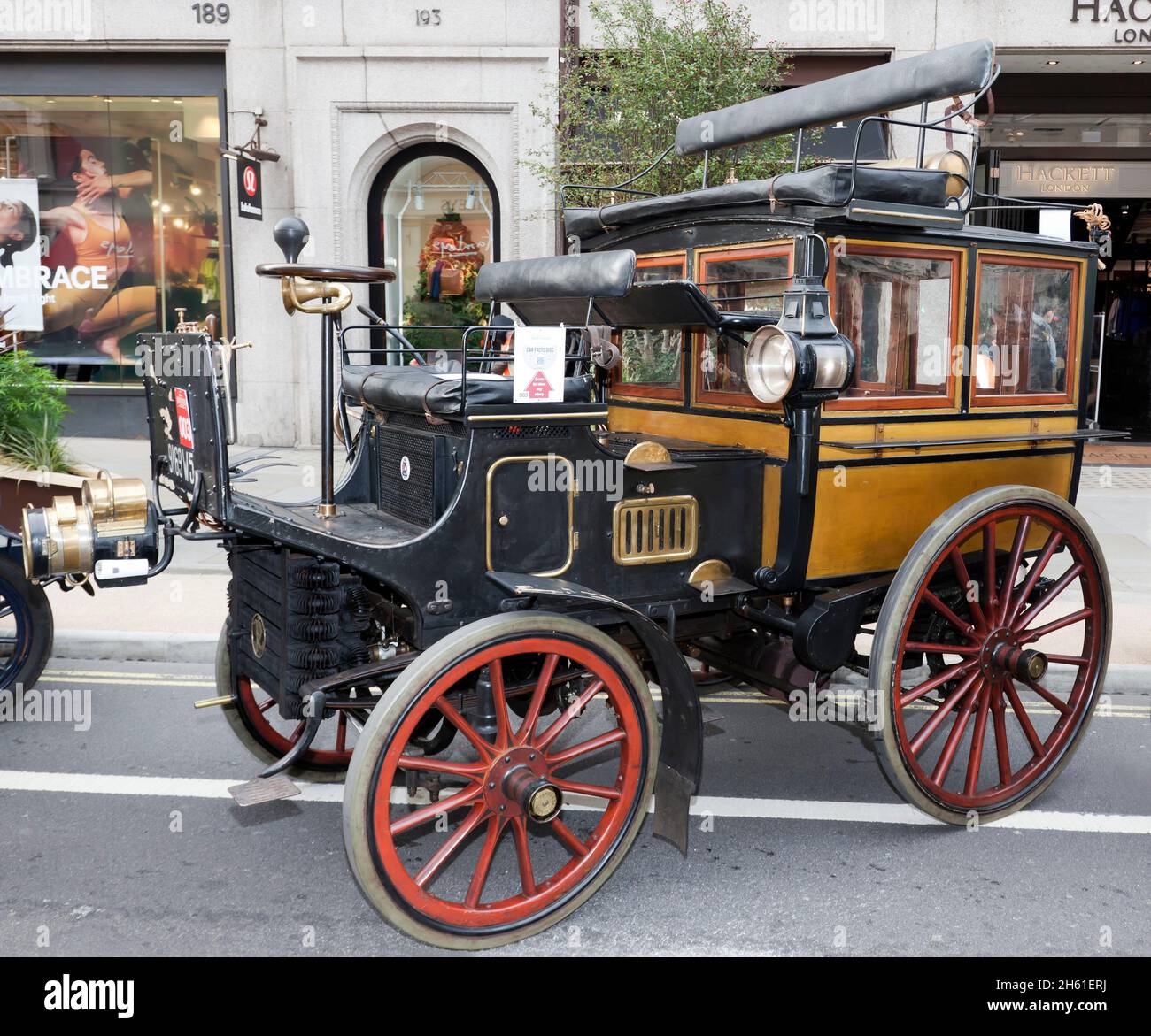 Vue de a 1896, Panhard et Levassor omnibus, prenant part au salon automobile de Regents Street Concours d'élégance, novembre 2021 Banque D'Images