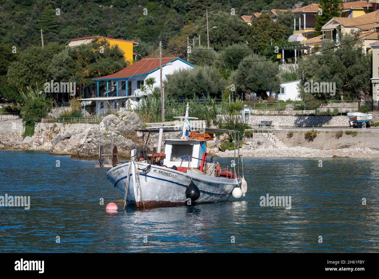 Lefkada.Grèce- 10.27.2021.Un petit bateau de pêche grec traditionnel typique pour la pêche durable près de la côte. Banque D'Images