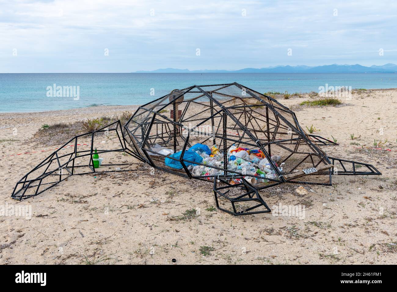 Lefkada.Grèce-10.26.2021.Une sculpture d'une tortue sur une plage en plastique à l'intérieur transmettant un message environnemental de pollution de la mer en plastique. Banque D'Images