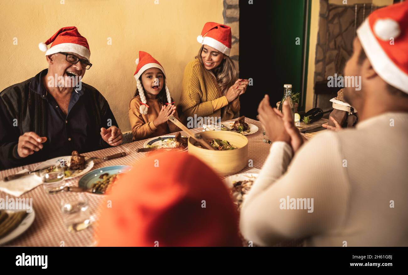 Bonne famille latine s'amuser à célébrer les vacances de Noël tout en dînant ensemble à la maison Banque D'Images