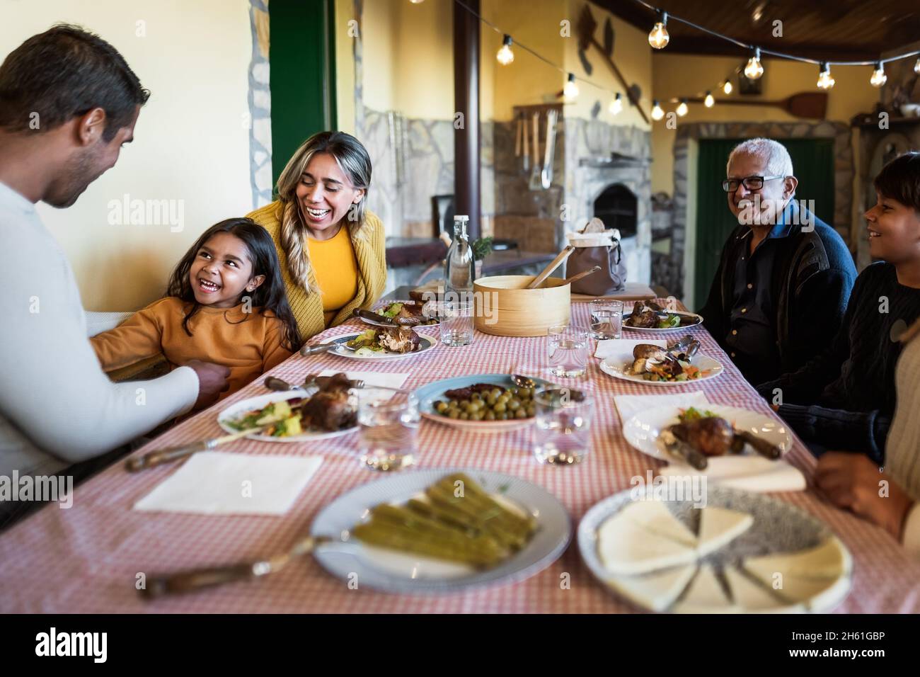Bonne famille latine pour manger ensemble à la maison Banque D'Images