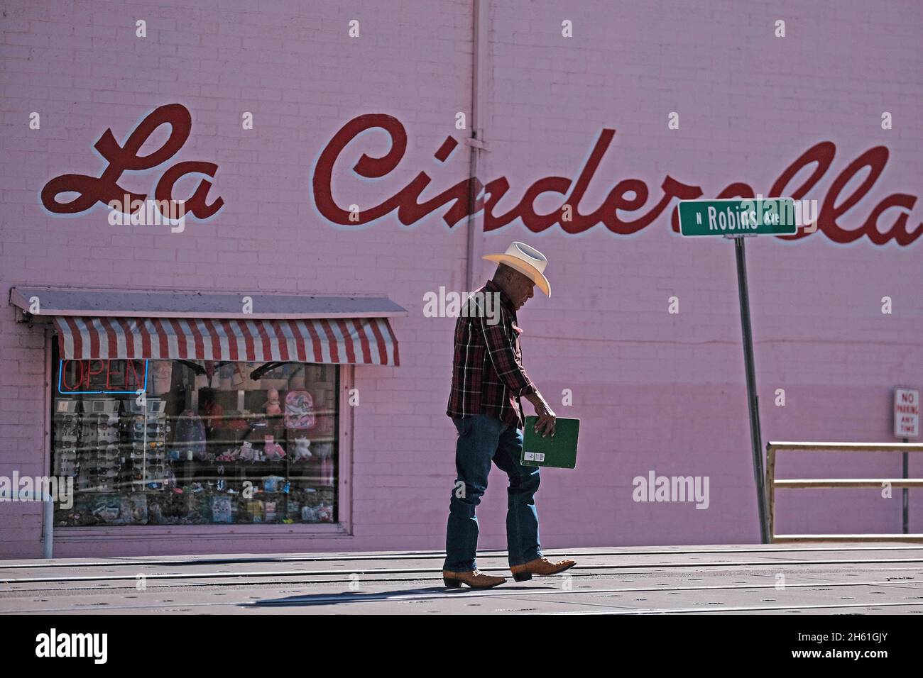 Nogales, Arizona, États-Unis.11 novembre 2021.Les shoppers des rues de Nogales, Arizona.Nogales et d'autres villes frontalières du sud ont ouvert leurs portes cette semaine après la fermeture de la frontière par la pandémie de Covid au cours des deux dernières années.L'économie locale a subi un grand coup et de nombreuses entreprises ont fermé pour ne jamais se rouvrir.Les commerçants locaux se sont appuyés sur les clients venus de Nogales, Sonora pour dépenser leur argent et, lorsque leur base de clients a disparu la nuit, ils ont été forcés de fermer.L'économie de l'autre côté de la frontière a également souffert, car une grande partie de leur économie a compté sur les day traders pour apporter des marchandises de l'Arizona f Banque D'Images