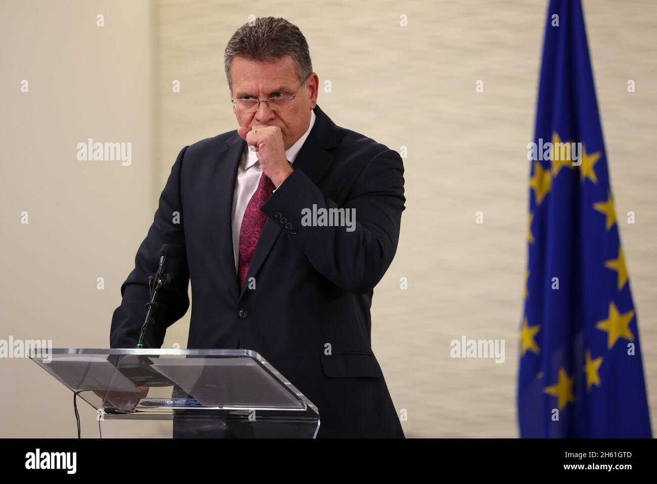 Le vice-président de la Commission européenne, Maros Sefcovic, s'exprimant à l'Europe House à Westminster, Londres après une réunion à Lancaster House à Londres, la quatrième réunion qui se tiendra pour tenter de résoudre les problèmes liés au Protocole d'Irlande du Nord.Date de la photo : vendredi 12 novembre 2021. Banque D'Images