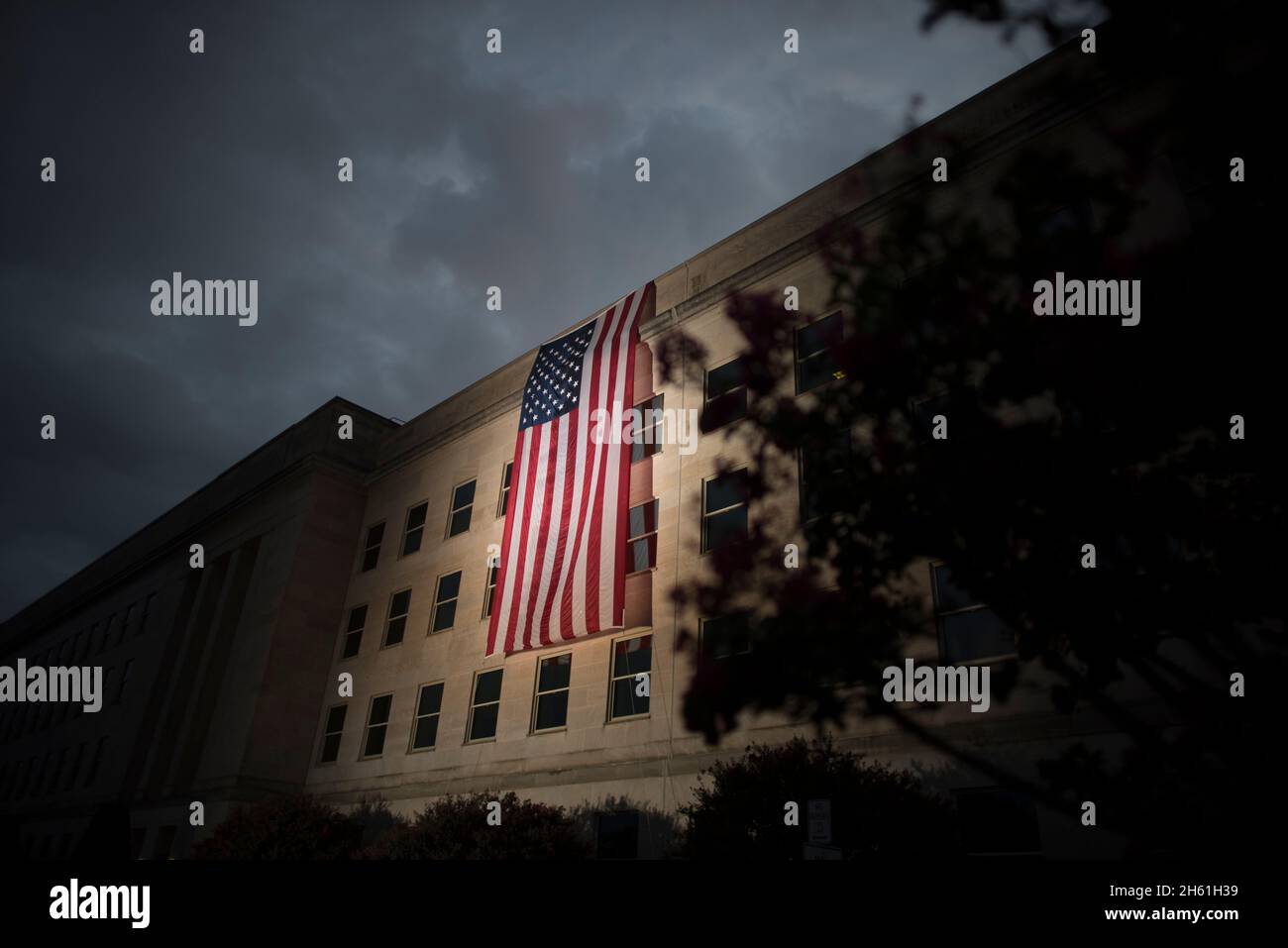 Reportage : un drapeau américain est à l'aube du Pentagone à l'occasion du 19e anniversaire des attentats terroristes du 11 septembre, Washington, D.C., 11 septembre 2020. Banque D'Images