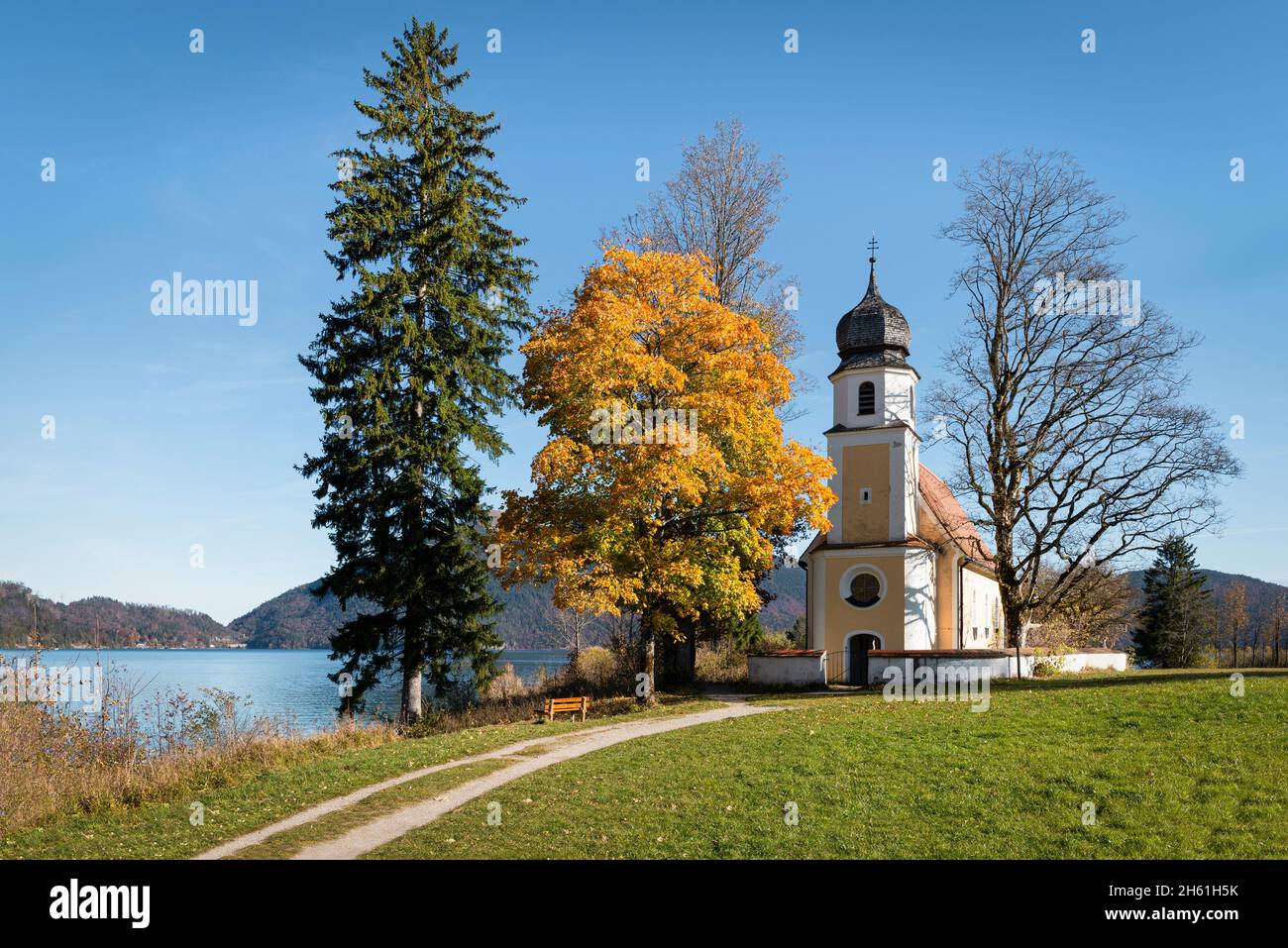 L'église baroque de Saint Margareth sur la péninsule de Zwergern dans le lac Walchen avec des arbres de couleur automnale, Bavière, Allemagne Banque D'Images