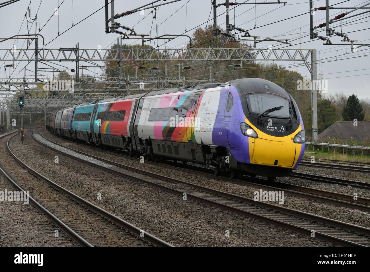 Avanti West Coast Pendolino dans la FIERTÉ de l'arc-en-ciel montrant le soutien à la communauté LGBTQ+ vue à grande vitesse approchant de Rugeley Trent Valley Banque D'Images