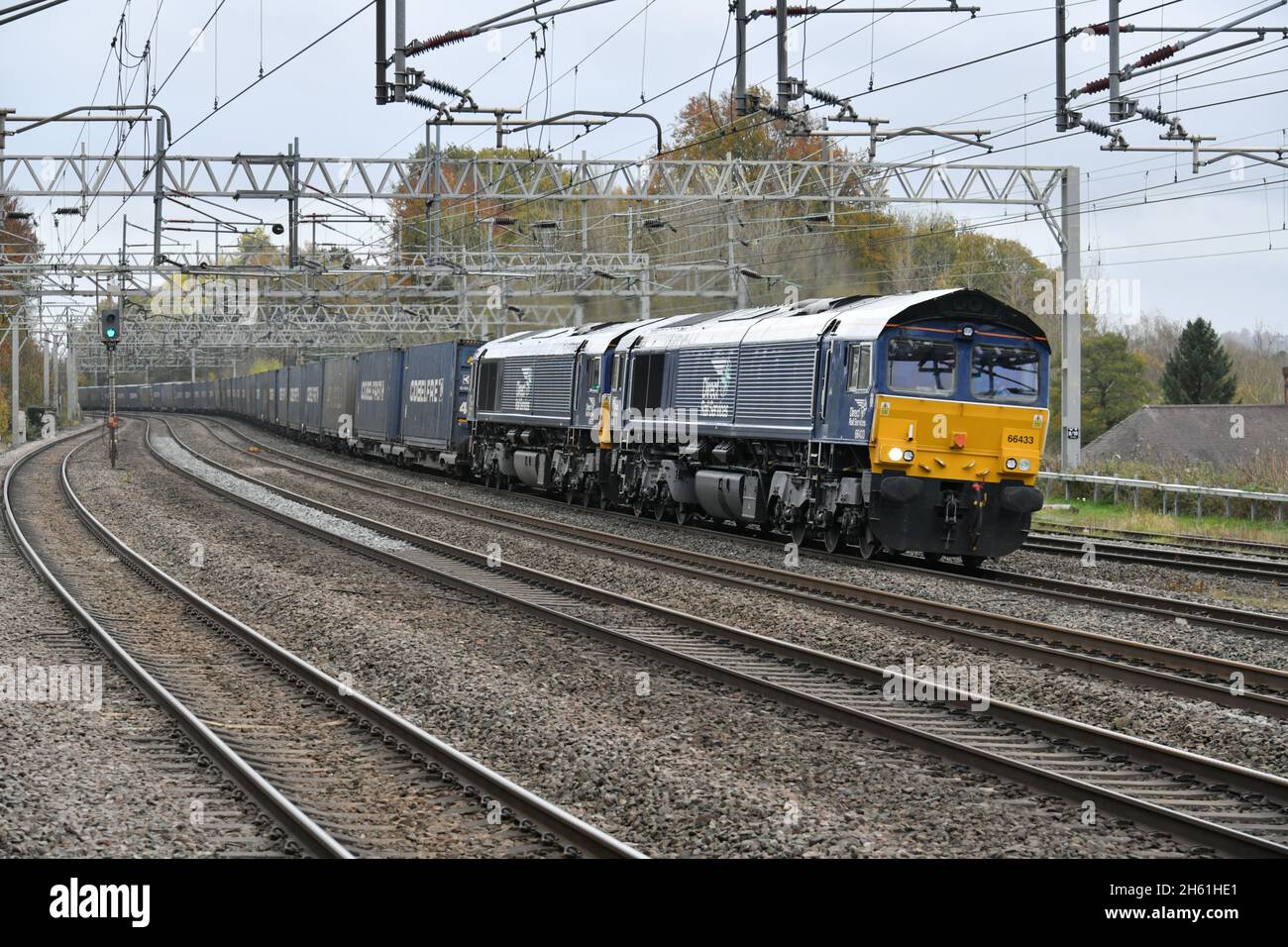 Le 12 novembre 2021, un train de conteneurs à double tête fonctionnant sous les fils de la ligne principale de la côte ouest s'approche de Rugeley Trent Valley Banque D'Images