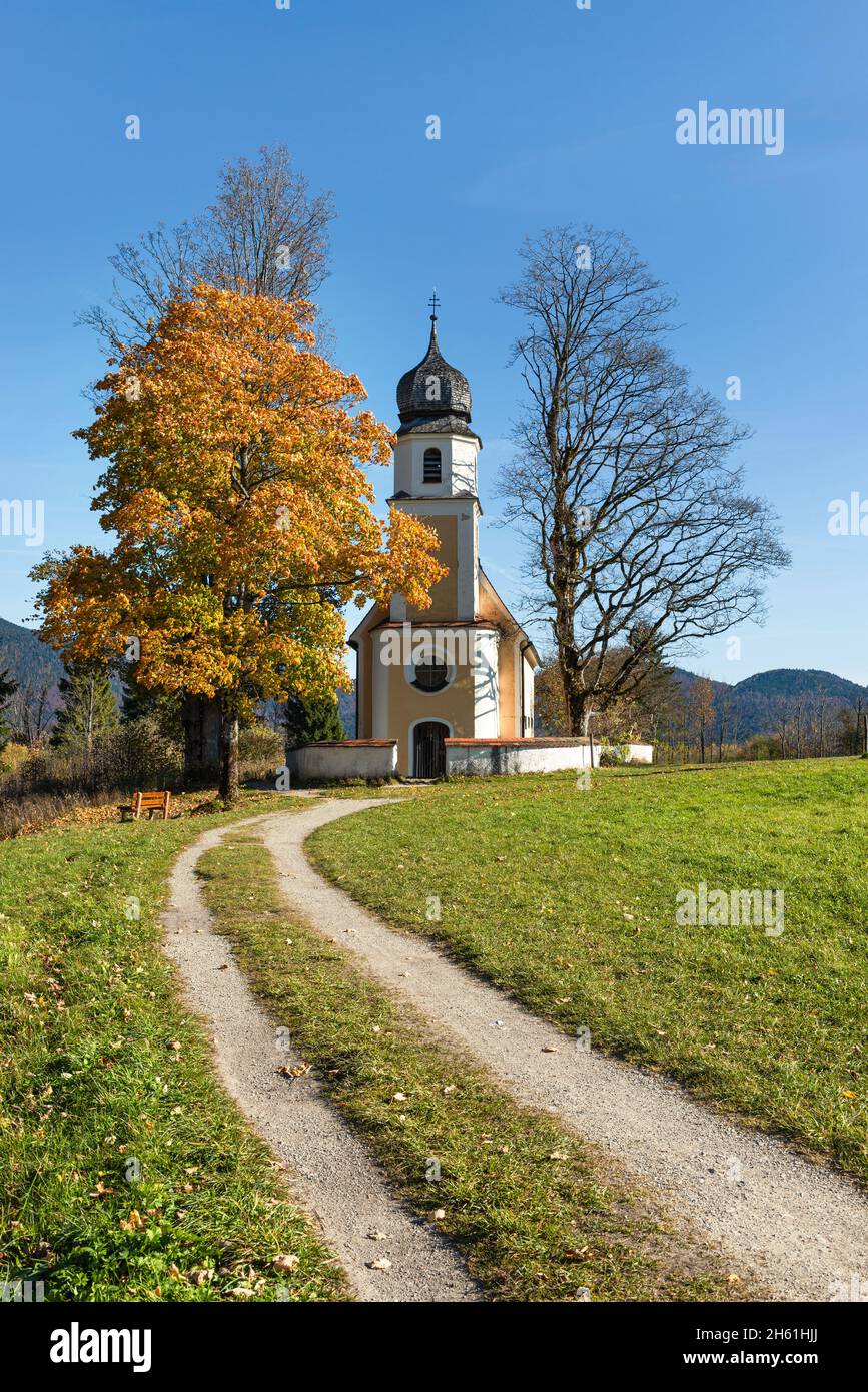 L'église baroque de Saint Margareth sur la péninsule de Zwergern dans le lac Walchen avec des arbres de couleur automnale, Bavière, Allemagne Banque D'Images
